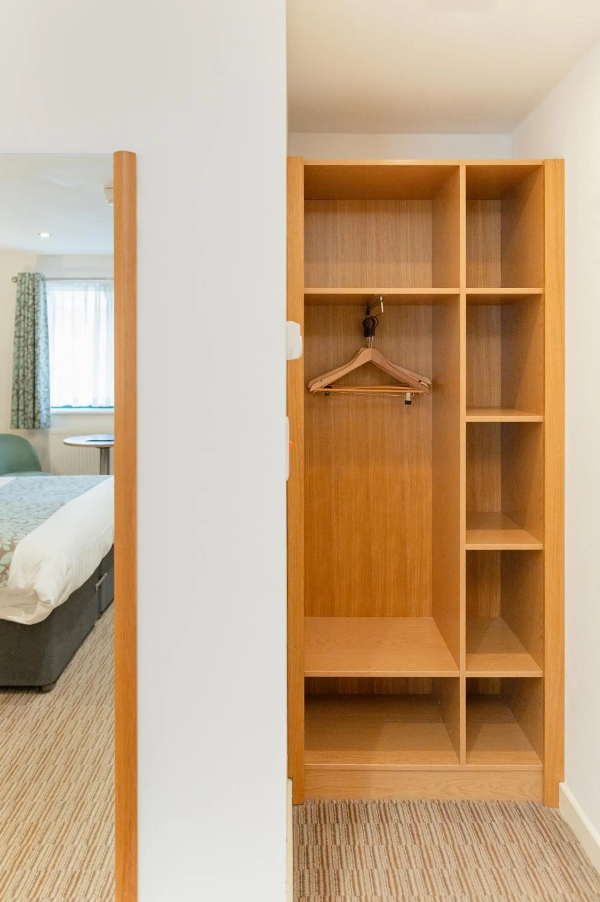 wardrobe, Bed in Deangate Motel