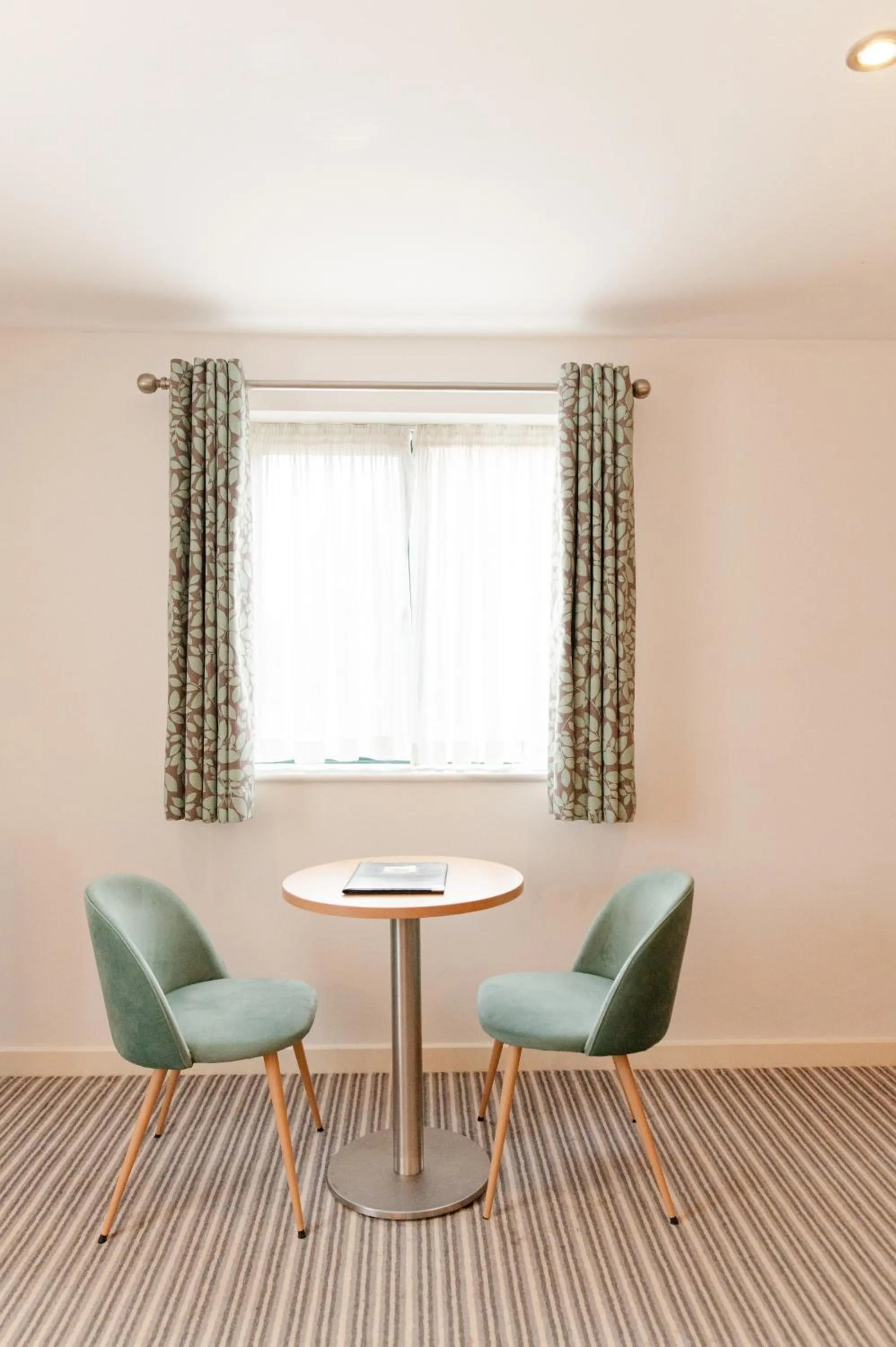 Seating area in Deangate Motel