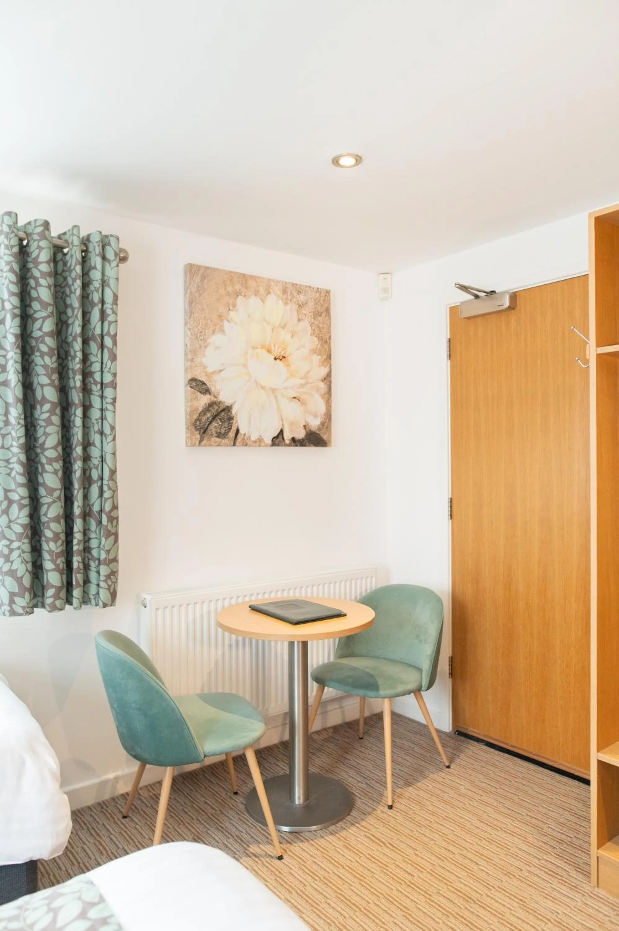 Seating area, Bed in Deangate Motel