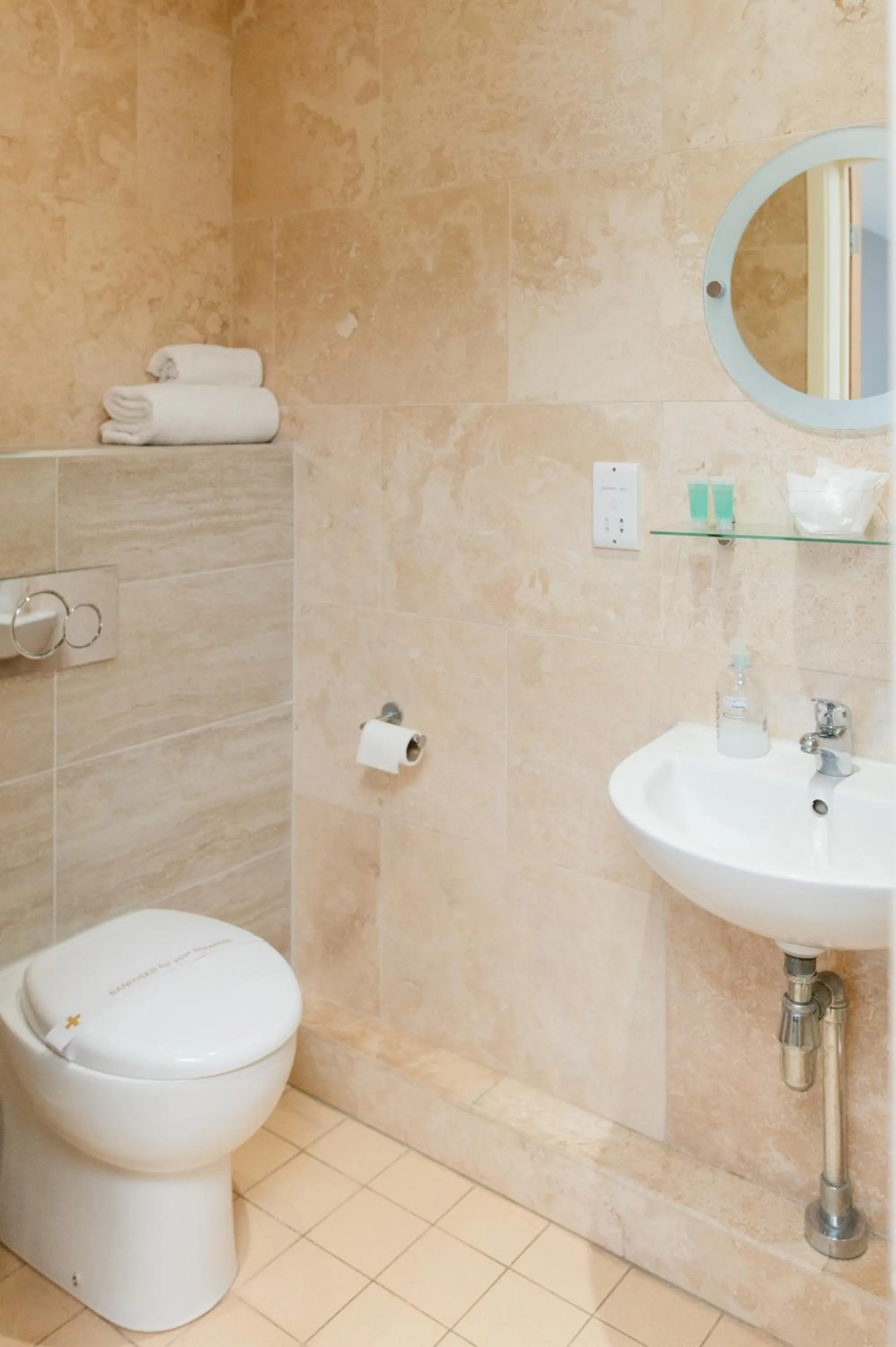 Toilet in Deangate Motel