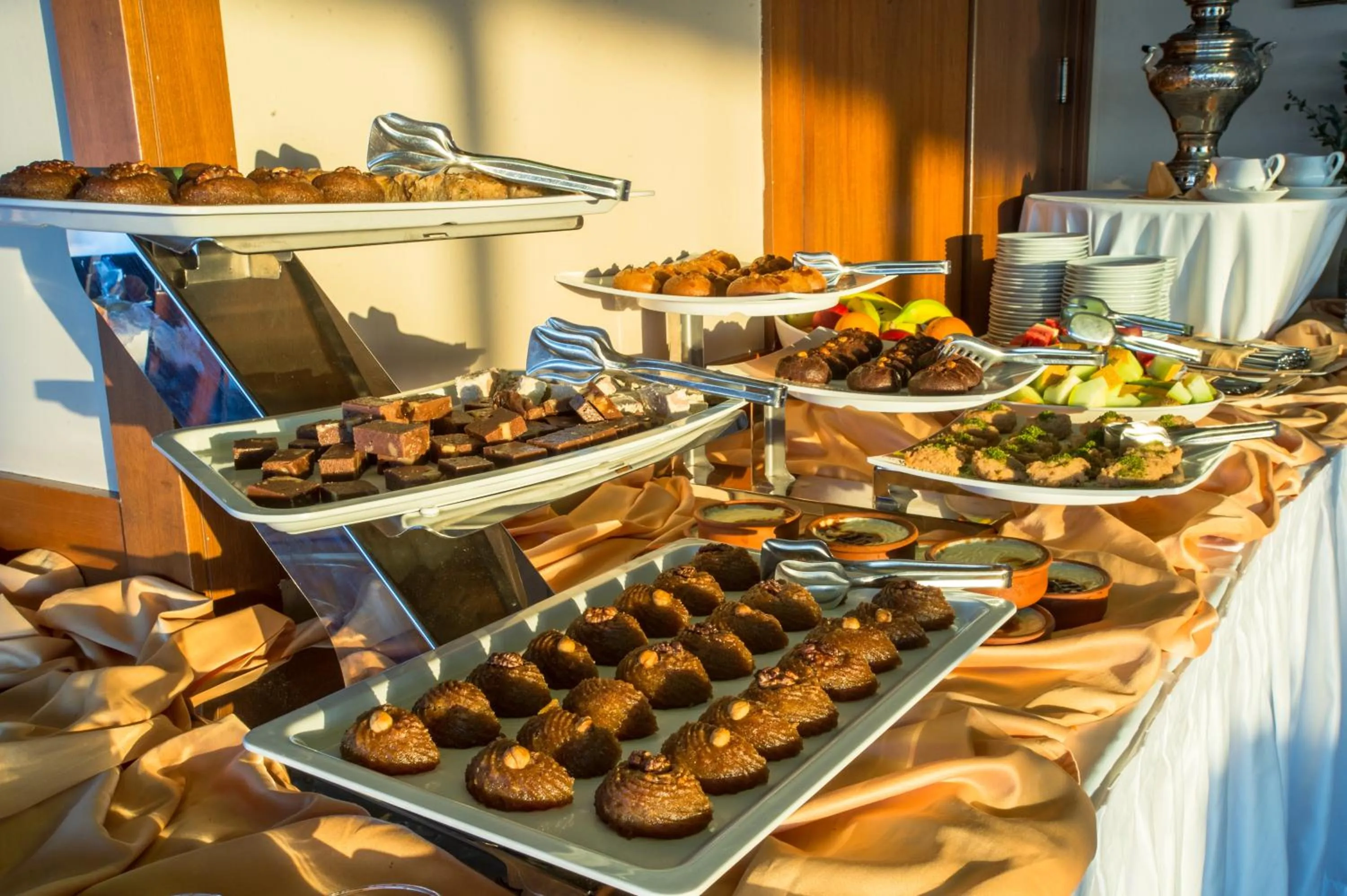 Restaurant/places to eat in Usta Park Hotel