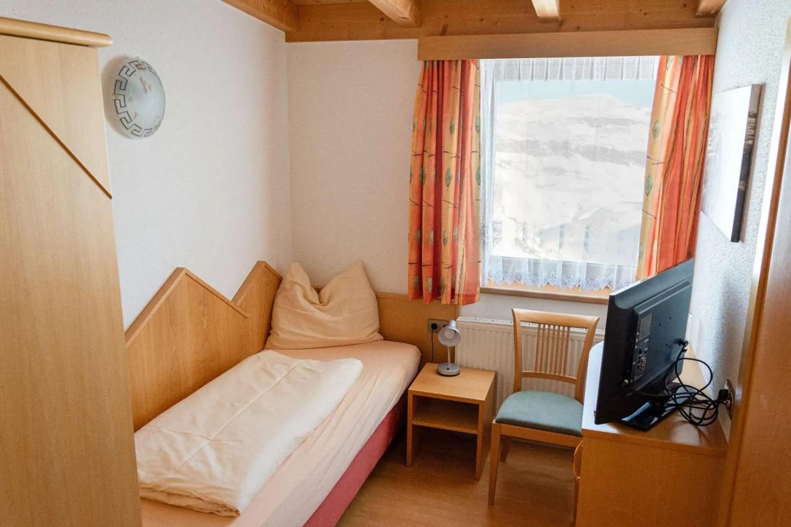 Property building, Bed in Wallackhaus RegioJet Hotels