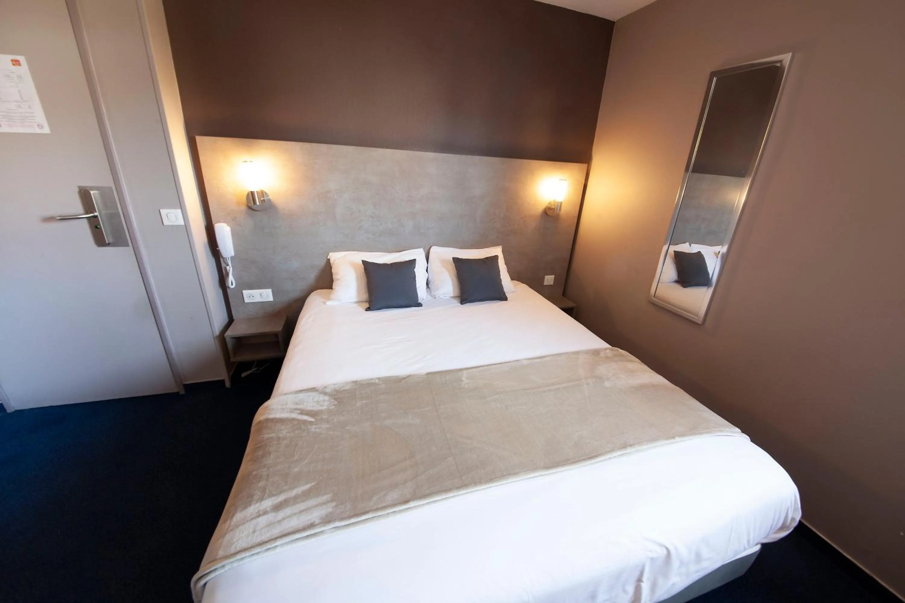 Photo of the whole room, Bed in Hotel Lune Etoile