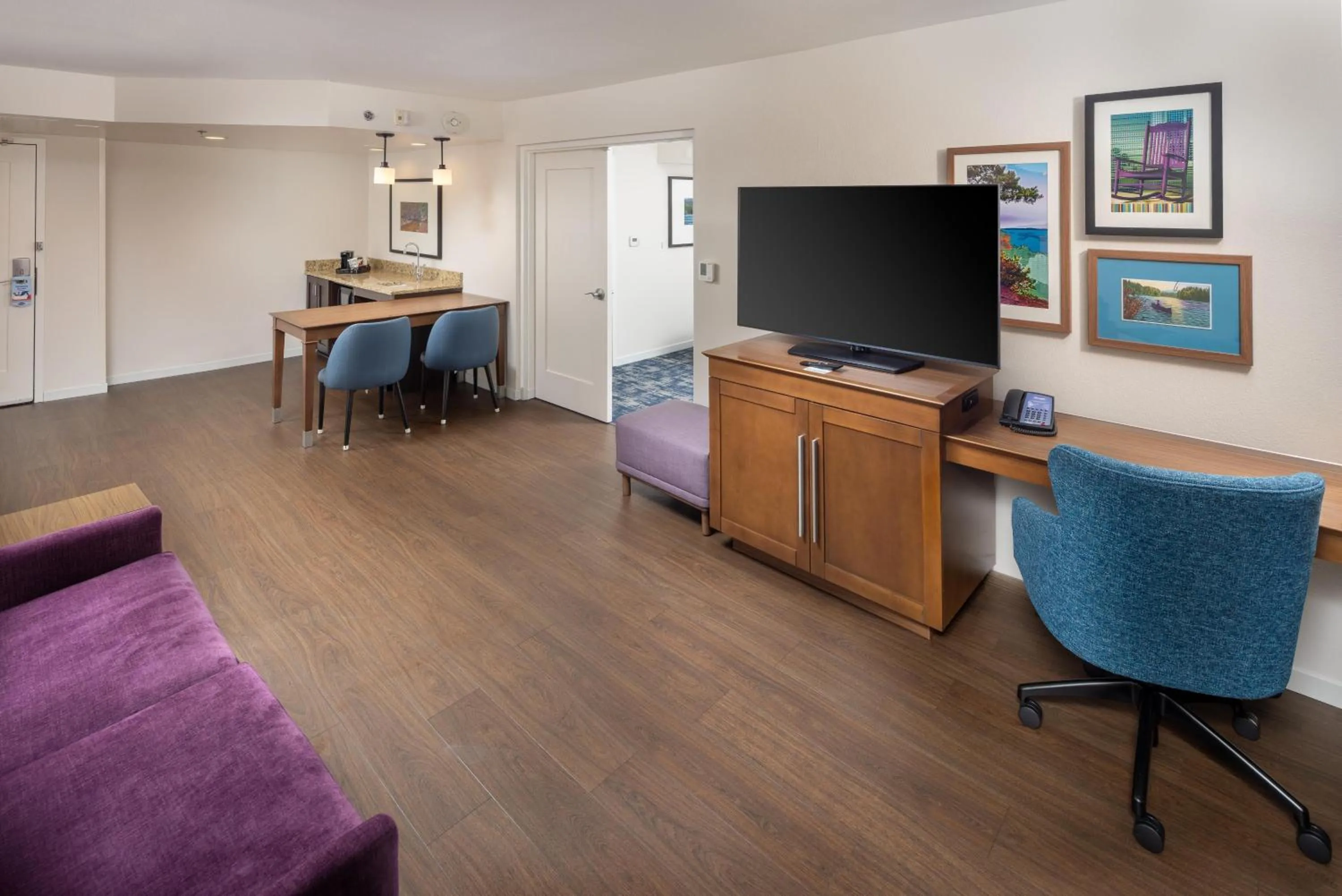 Living room in Hampton Inn and Suites Asheville Airport