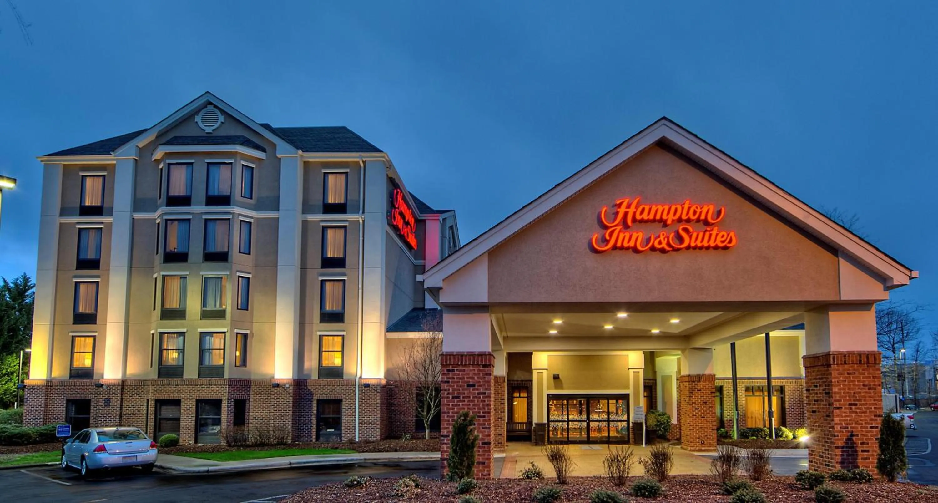 Property building in Hampton Inn and Suites Asheville Airport