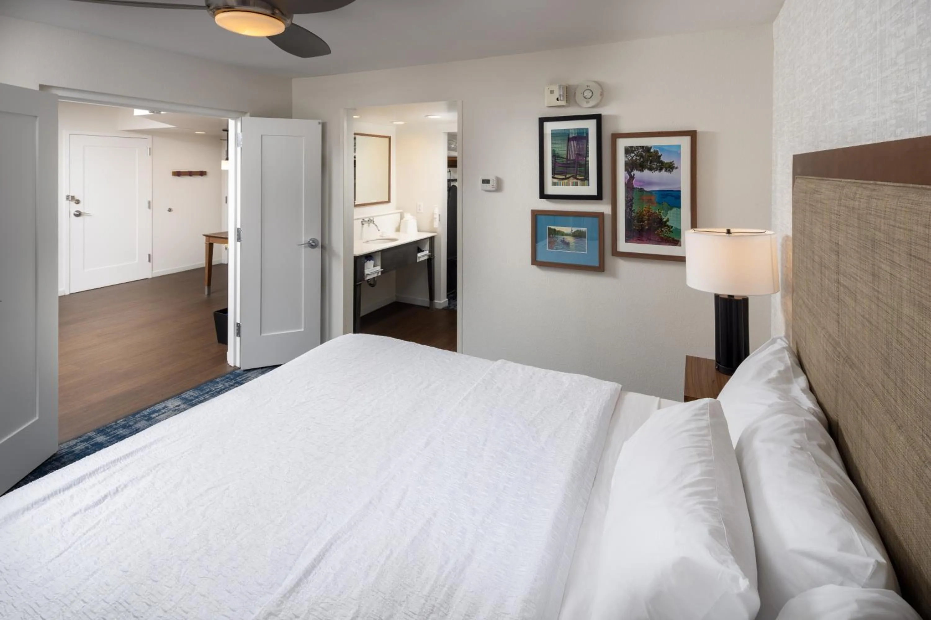 Bedroom, Bed in Hampton Inn and Suites Asheville Airport