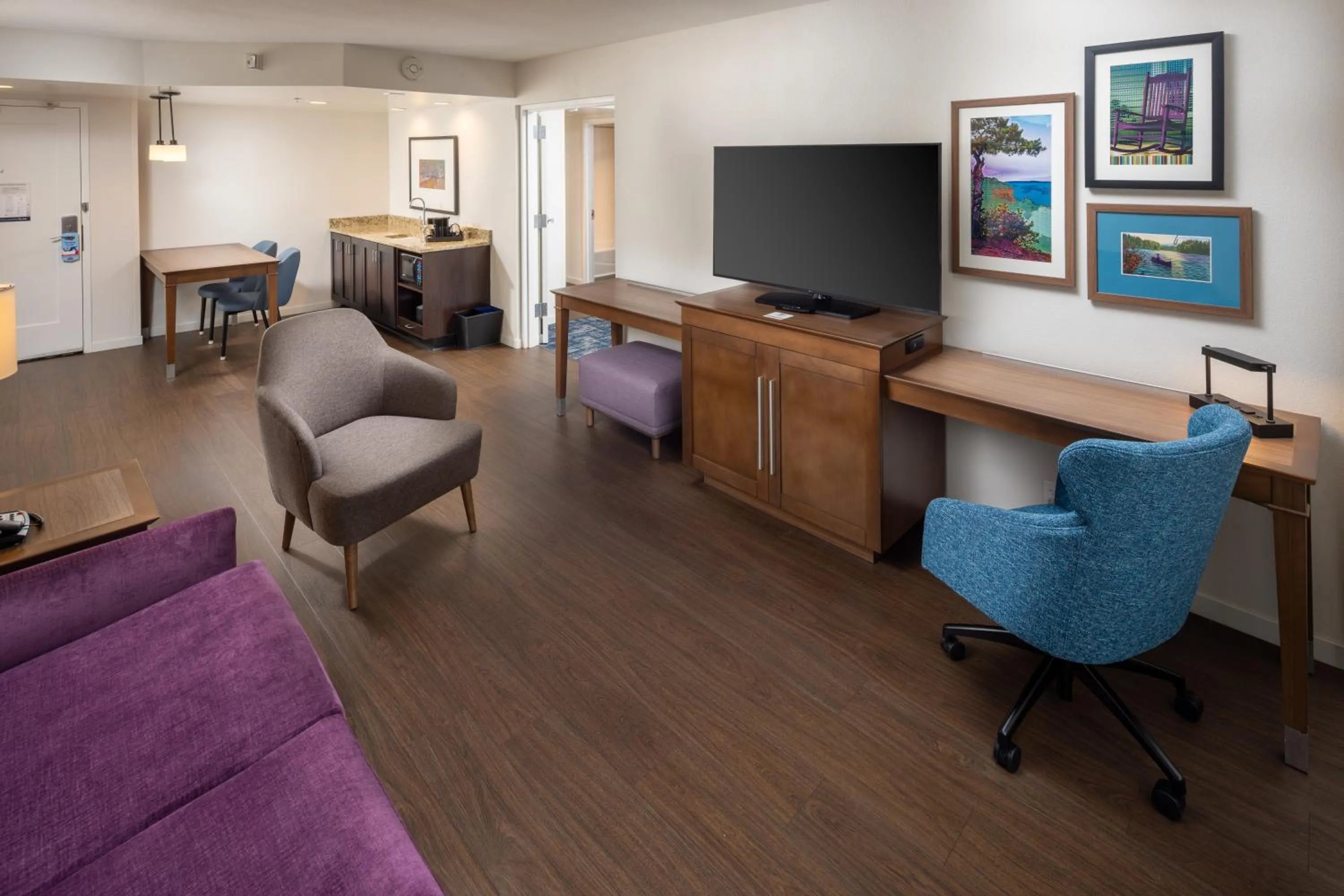 Bedroom in Hampton Inn and Suites Asheville Airport