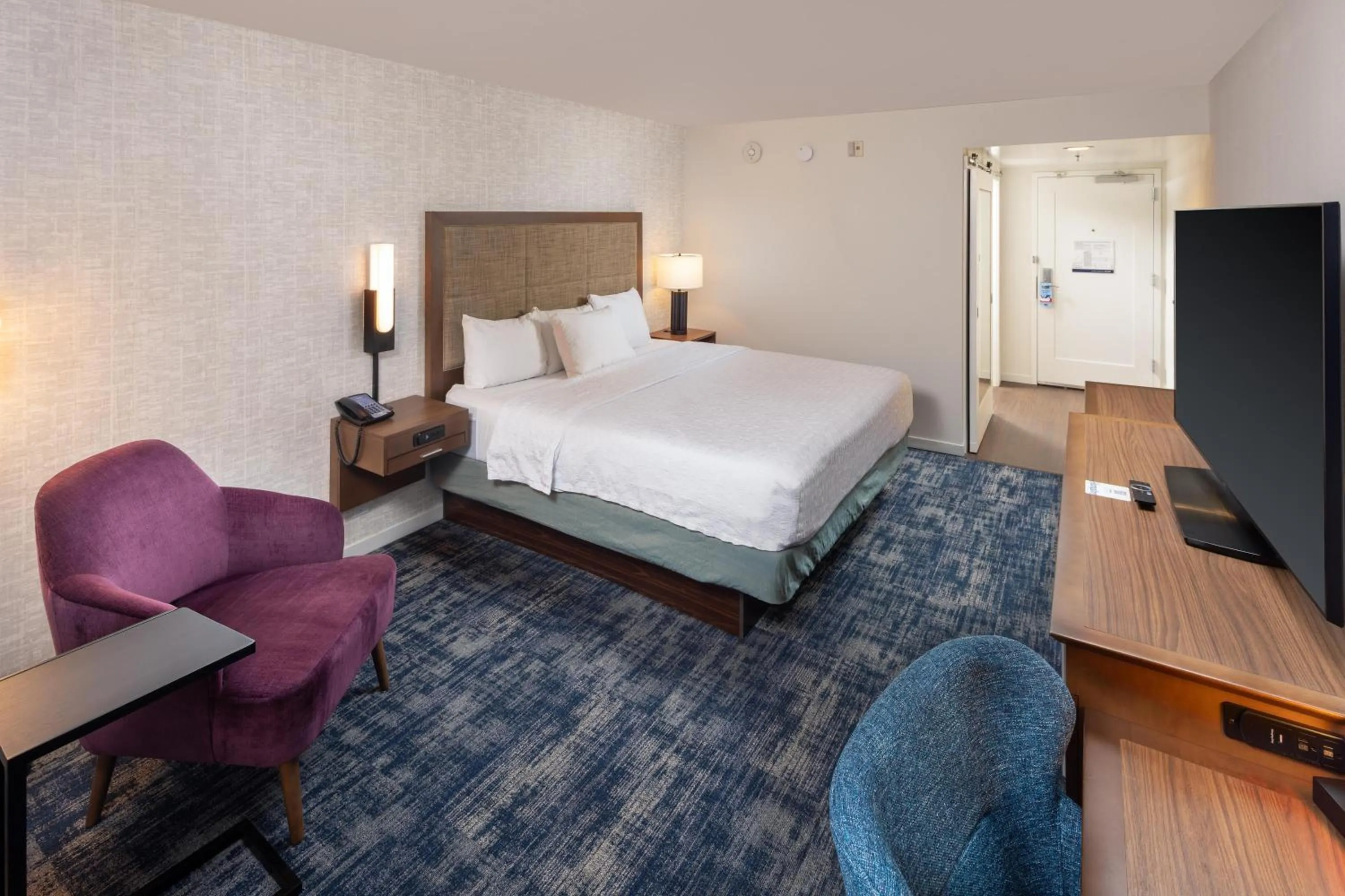 Bed in Hampton Inn and Suites Asheville Airport