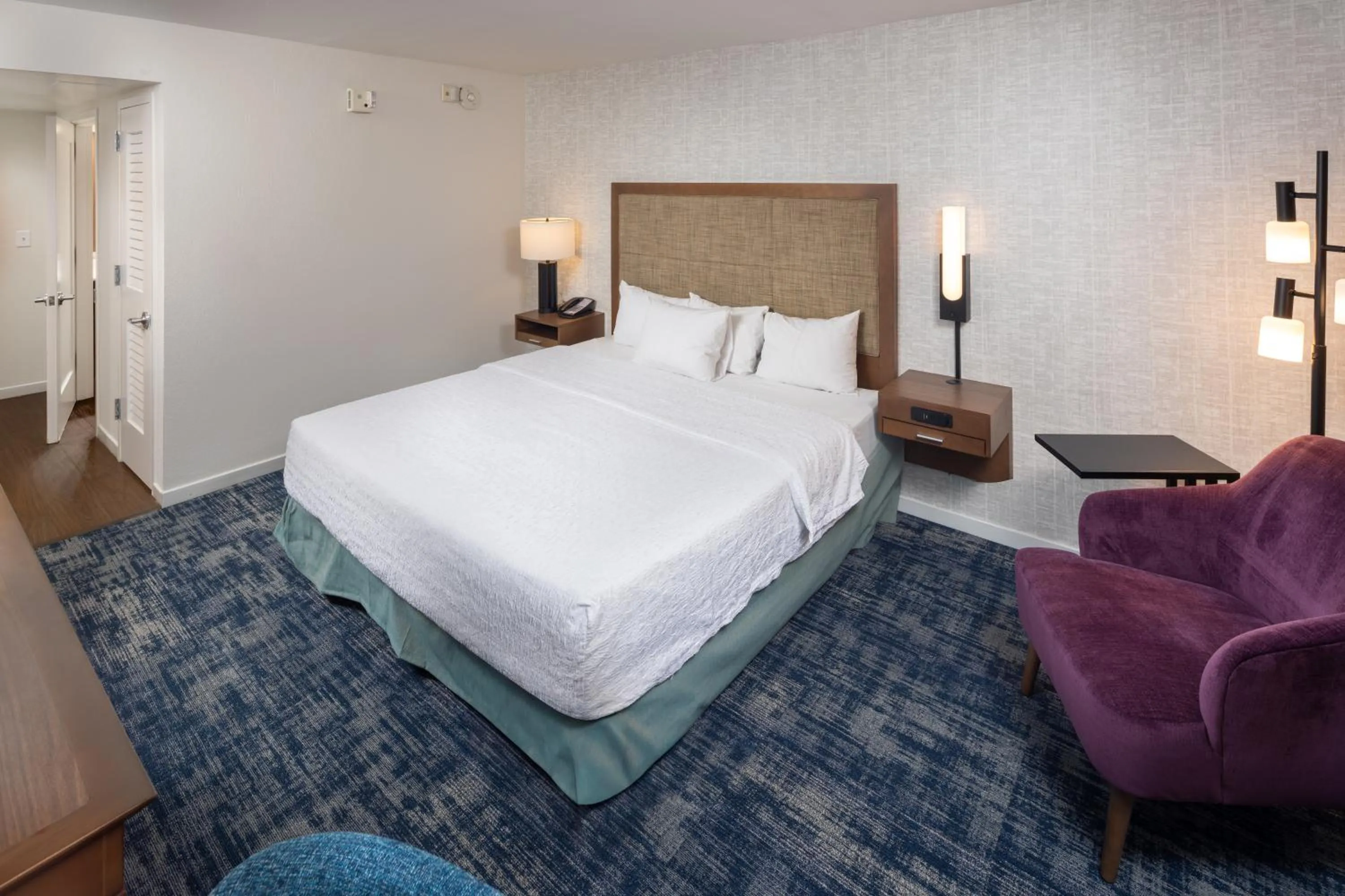 Bedroom, Bed in Hampton Inn and Suites Asheville Airport