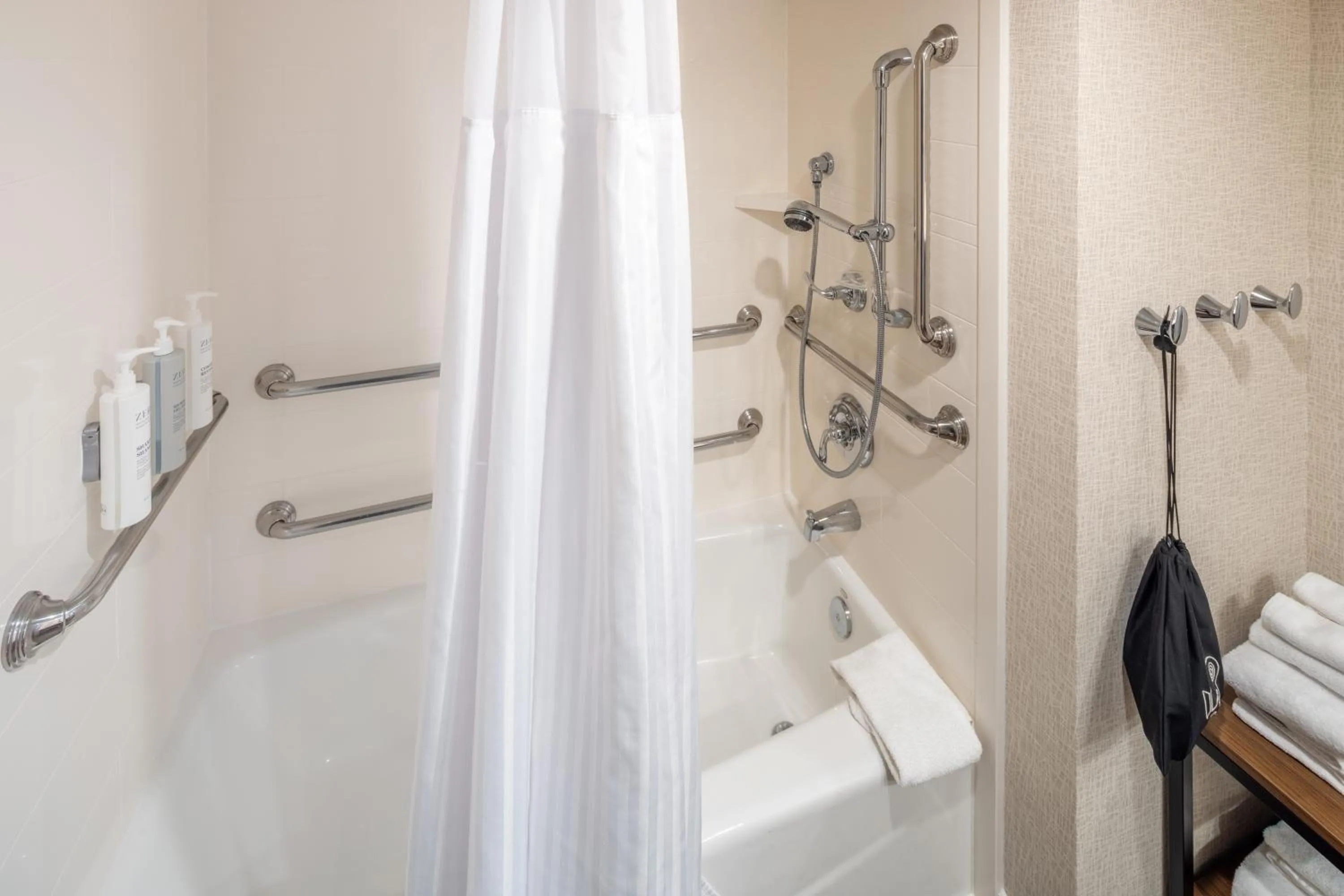 Bathroom in Hampton Inn and Suites Asheville Airport