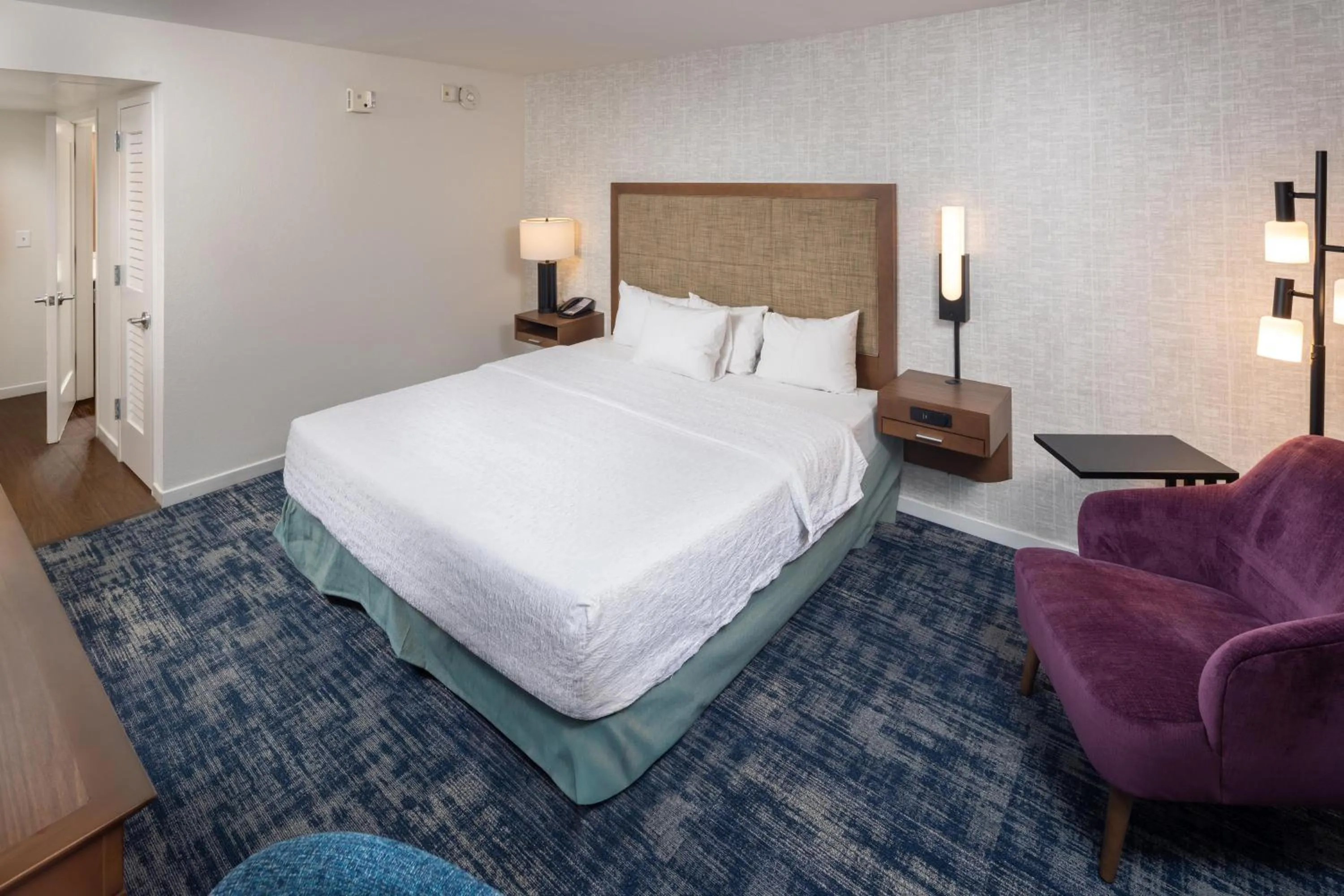 Bed in Hampton Inn and Suites Asheville Airport