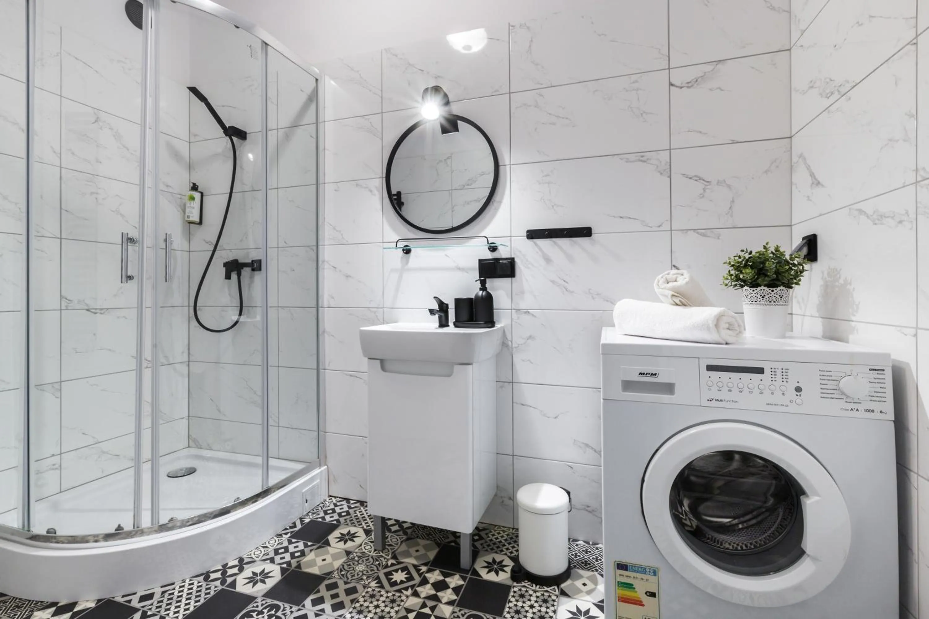 Shower in Friendhouse Apartments Avenue