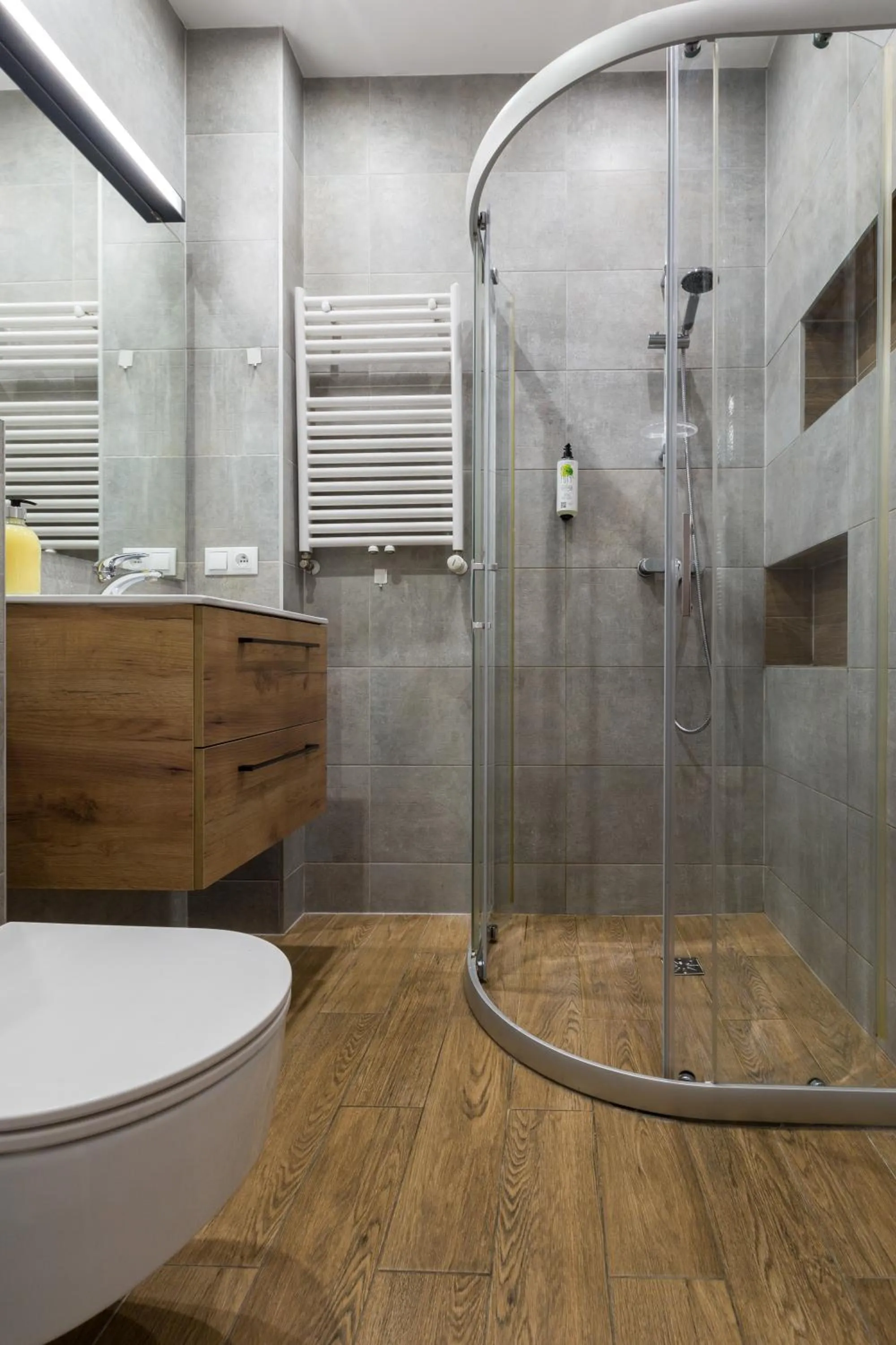 Shower in Friendhouse Apartments Avenue