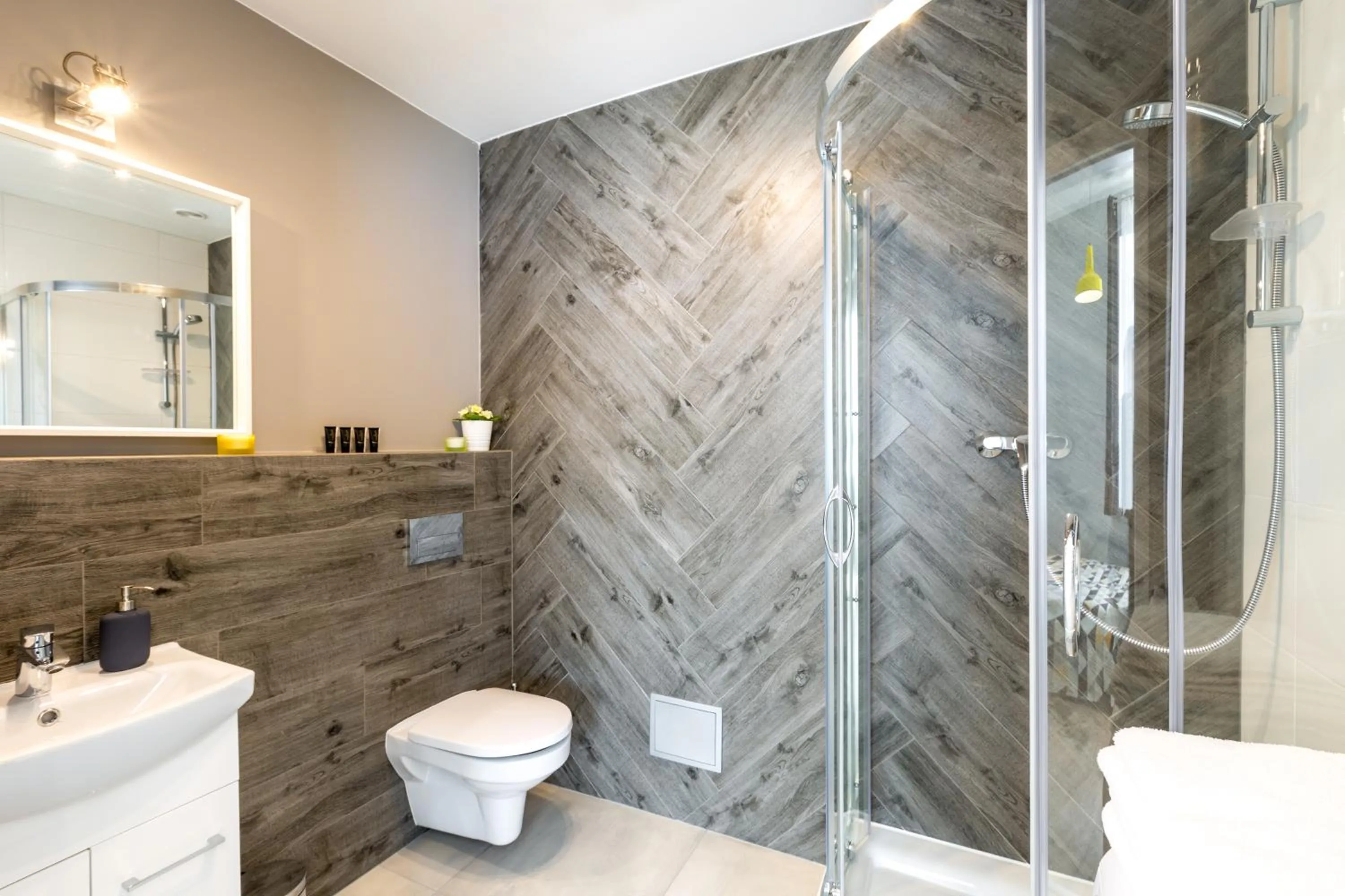 Shower in Friendhouse Apartments Avenue