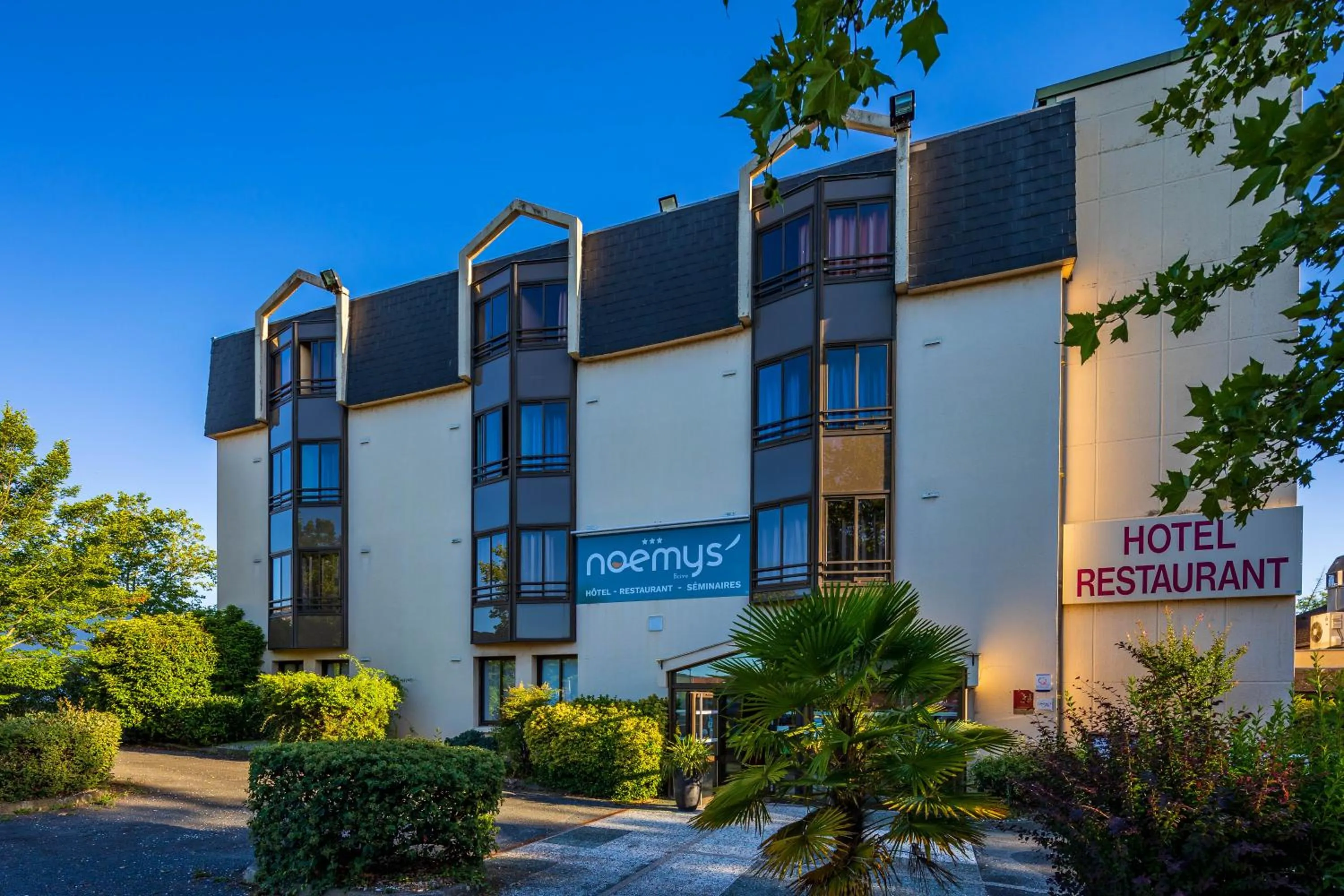 Property building in Logis Hotel Noemys Brive - Restaurant Le Teinchurier