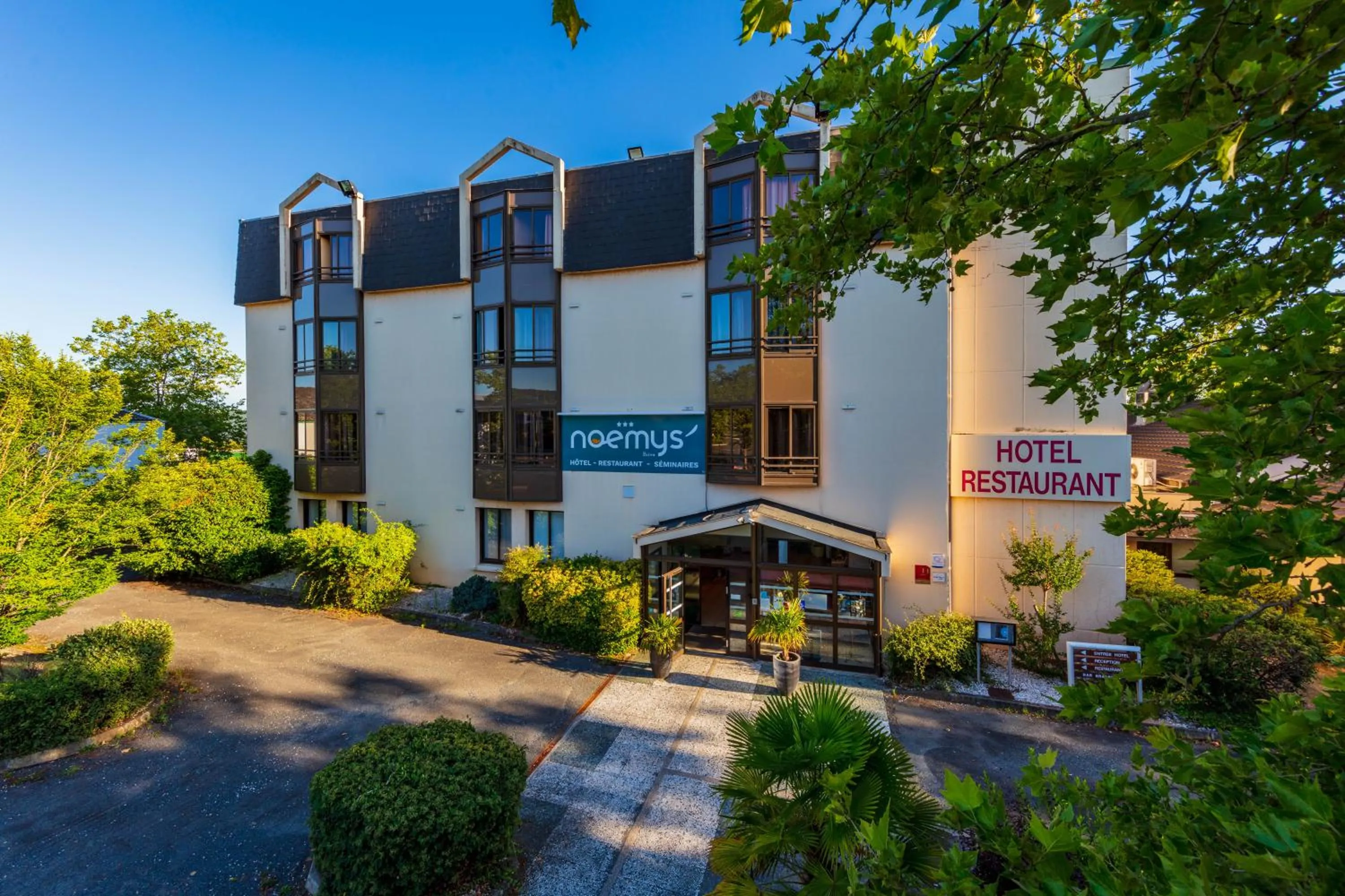 Property building in Logis Hotel Noemys Brive - Restaurant Le Teinchurier