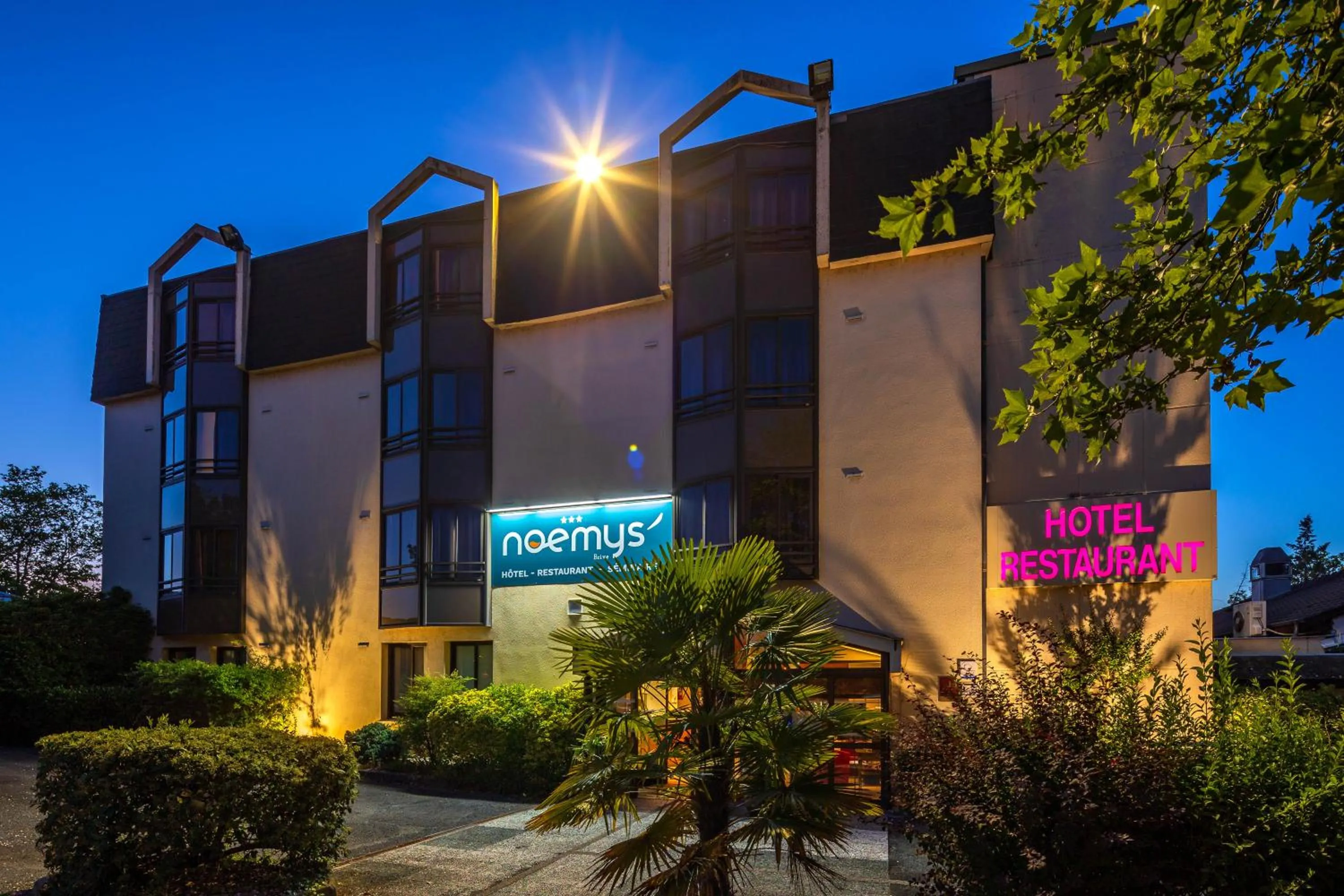 Property building in Logis Hotel Noemys Brive - Restaurant Le Teinchurier