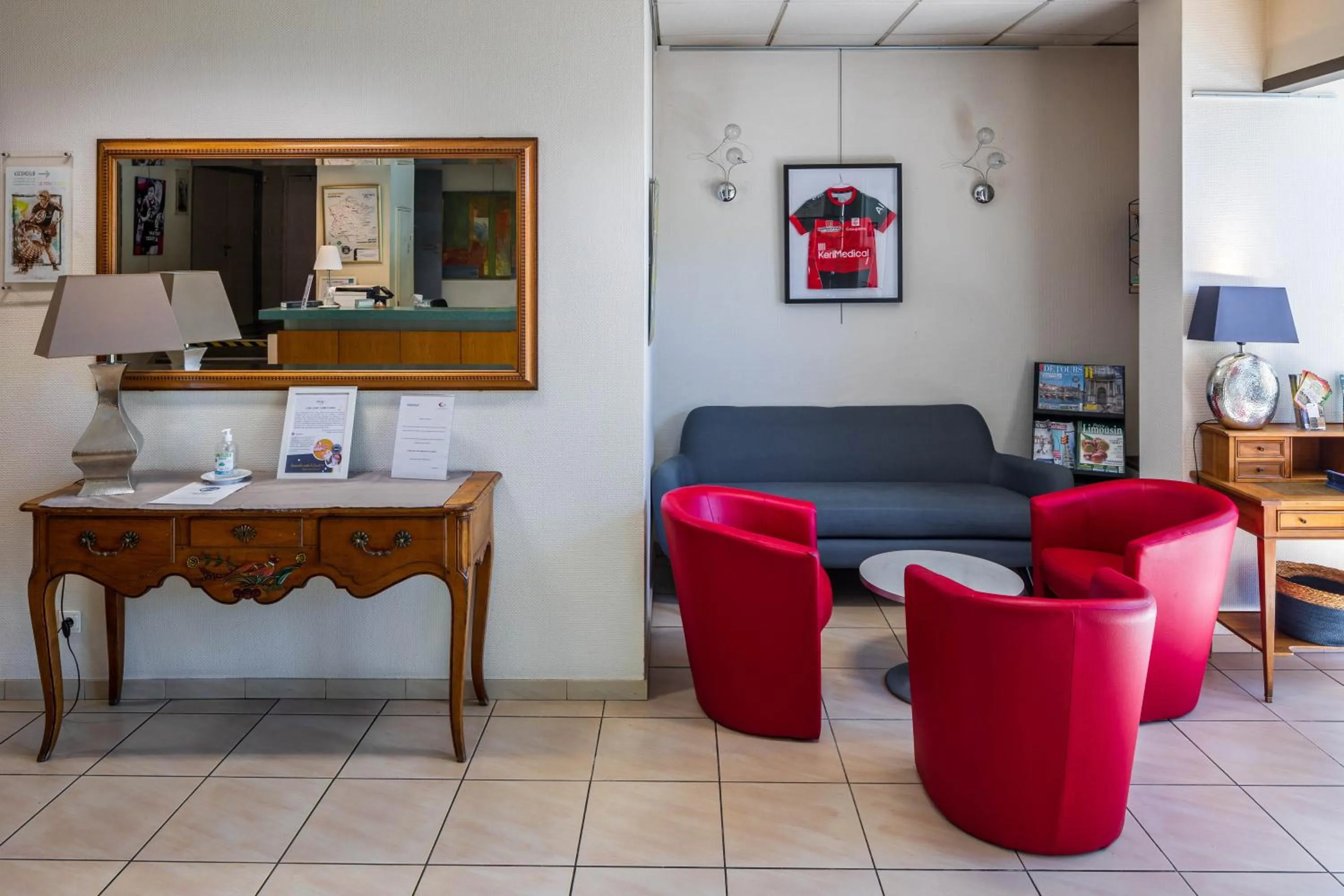 Living room in Logis Hotel Noemys Brive - Restaurant Le Teinchurier