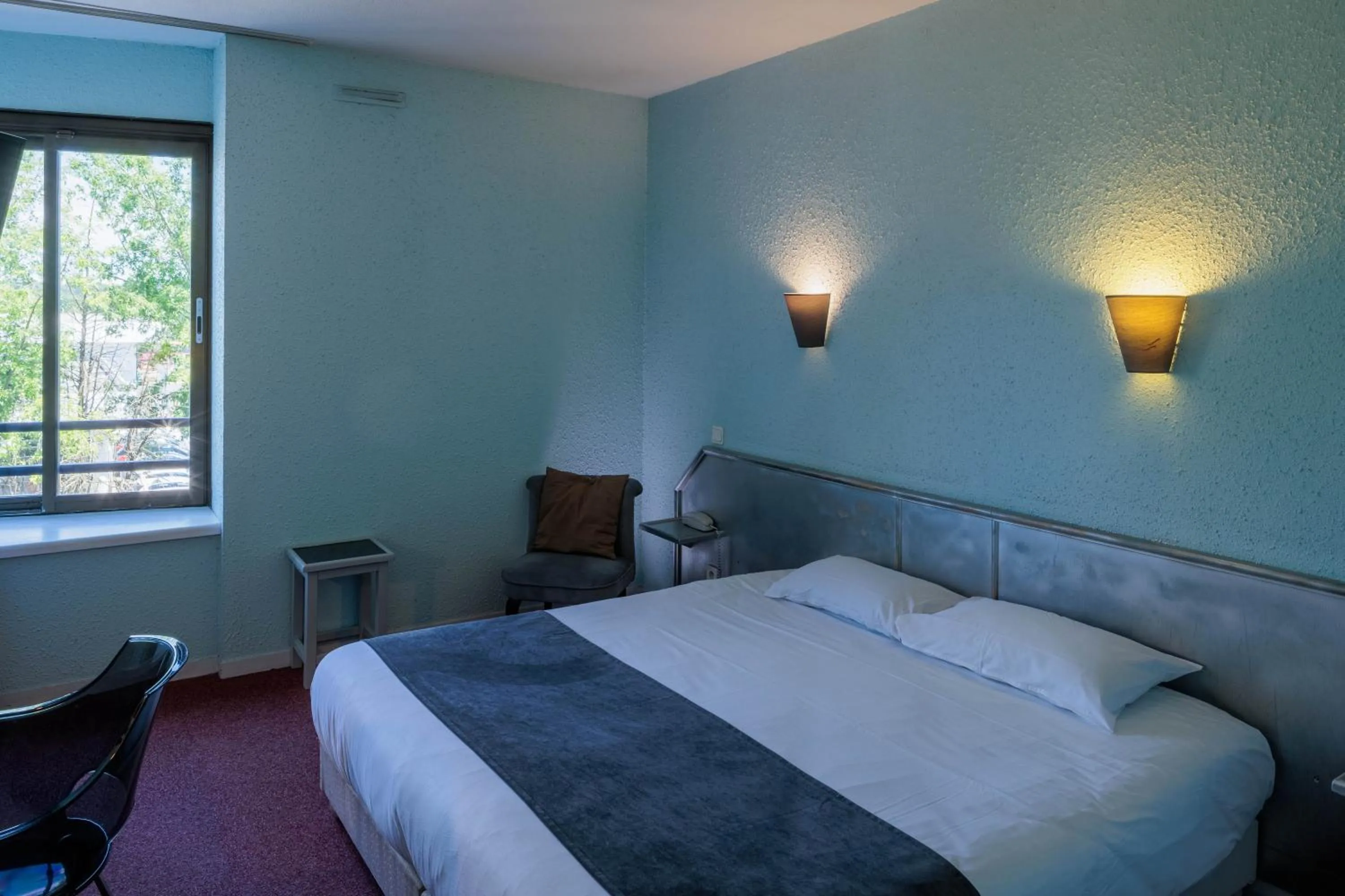 Bed in Logis Hotel Noemys Brive - Restaurant Le Teinchurier