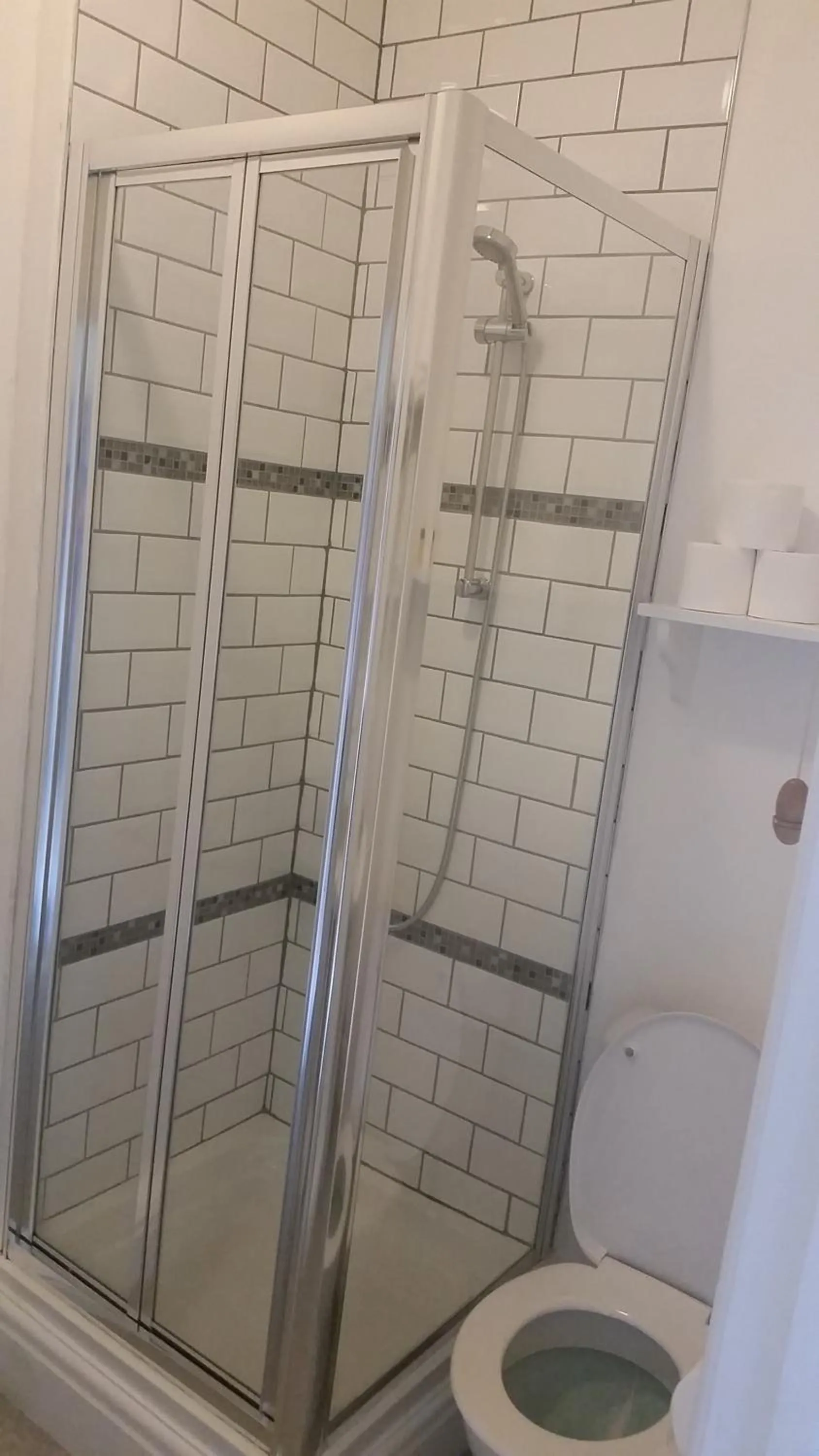 Shower in The Wheatsheaf Inn