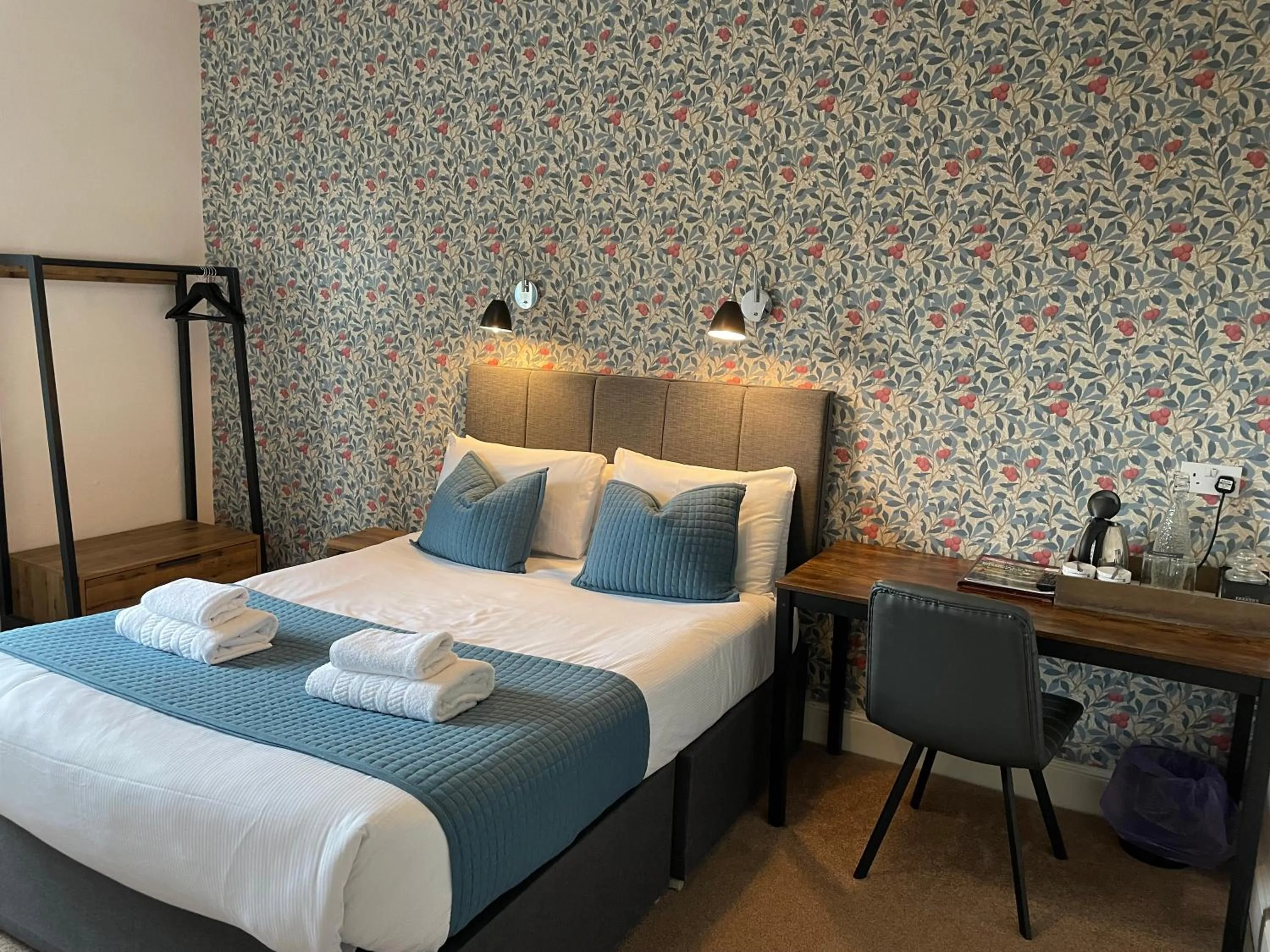 Bedroom, Bed in The Wheatsheaf Inn