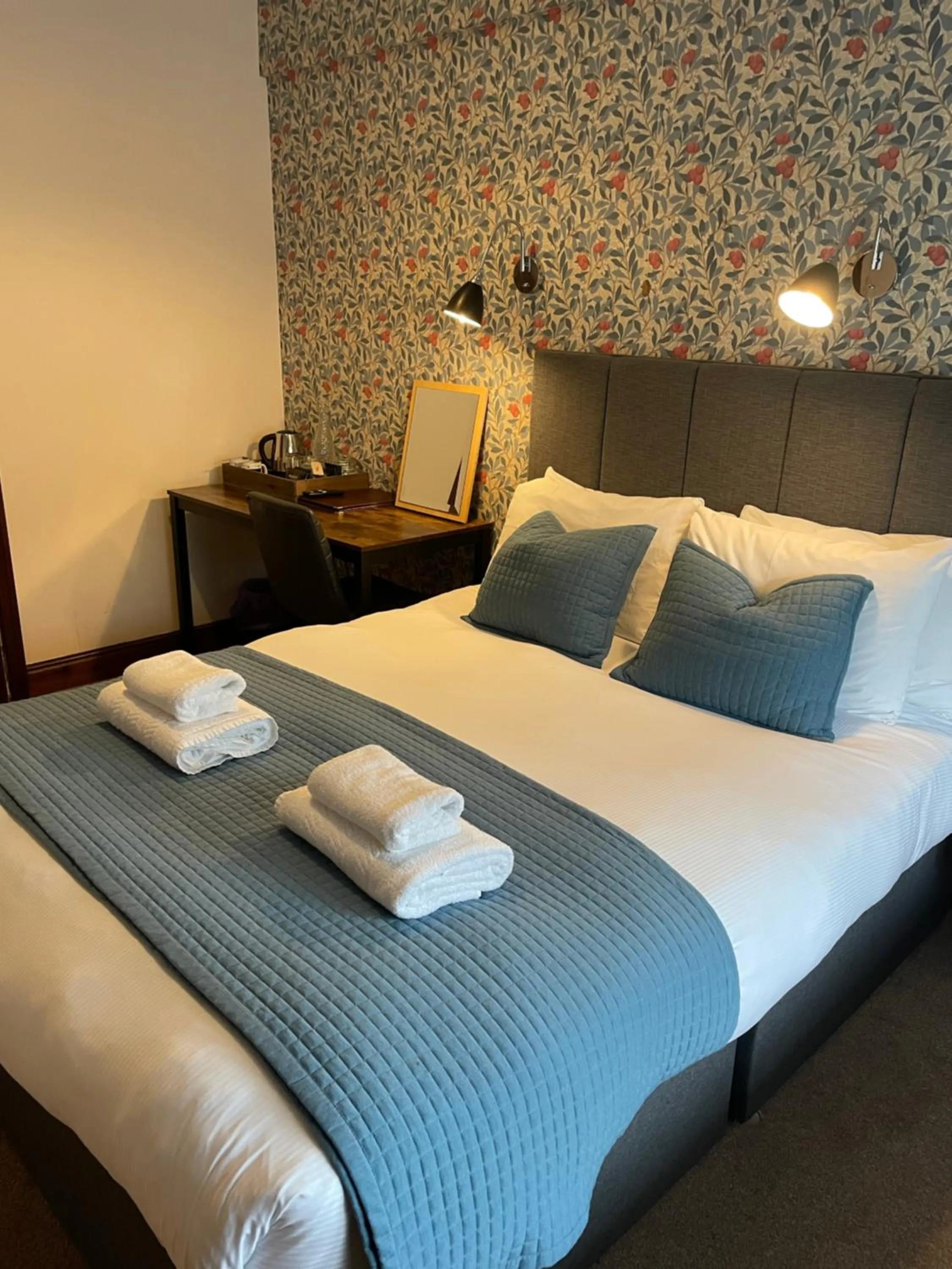 Bedroom, Bed in The Wheatsheaf Inn