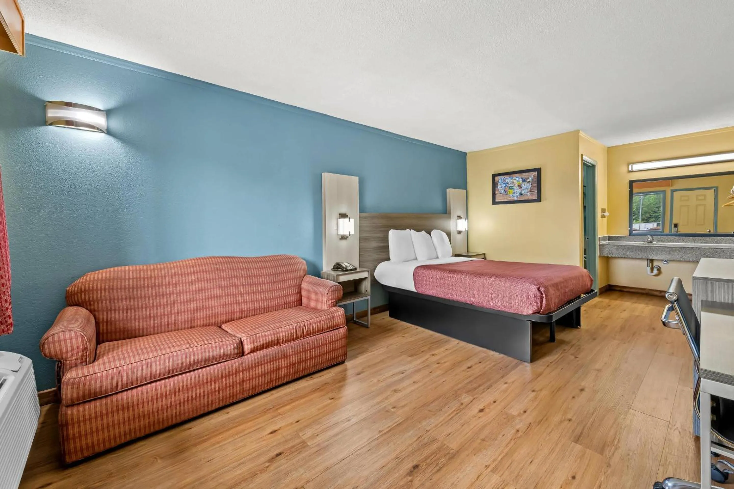 Bedroom, Bed in Econo Lodge Charlotte Airport Area