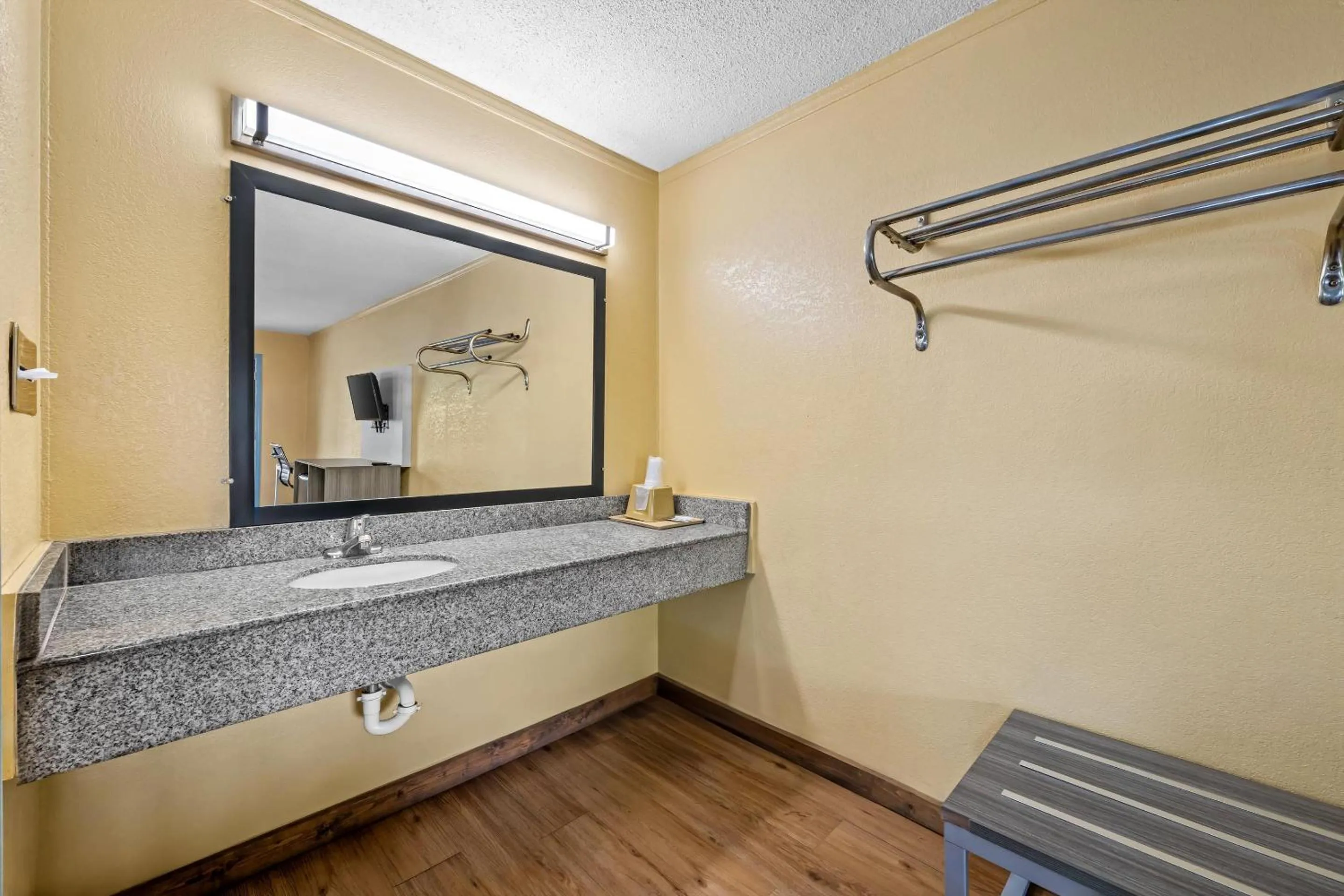 Bedroom in Econo Lodge Charlotte Airport Area