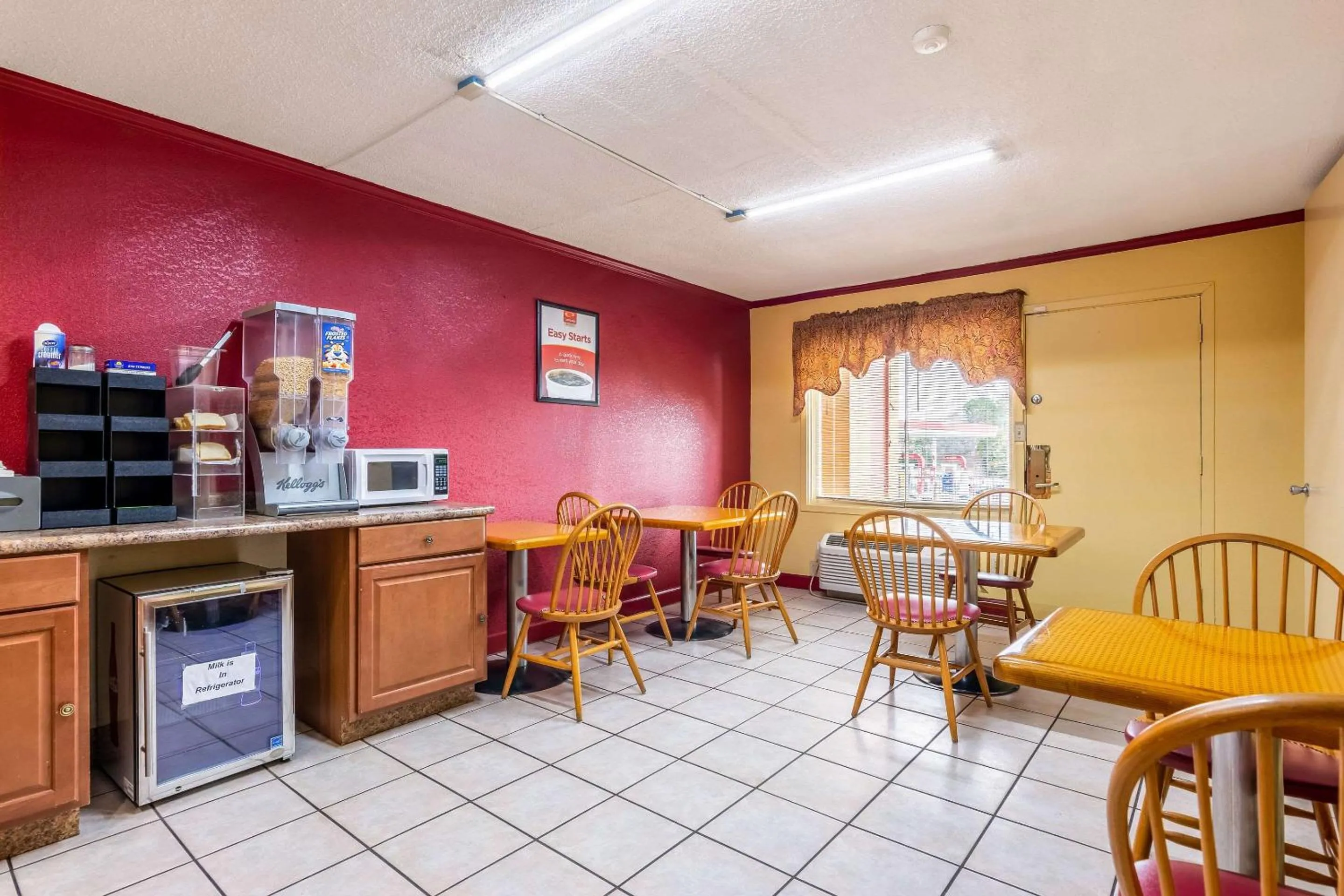 Restaurant/places to eat in Econo Lodge Charlotte Airport Area