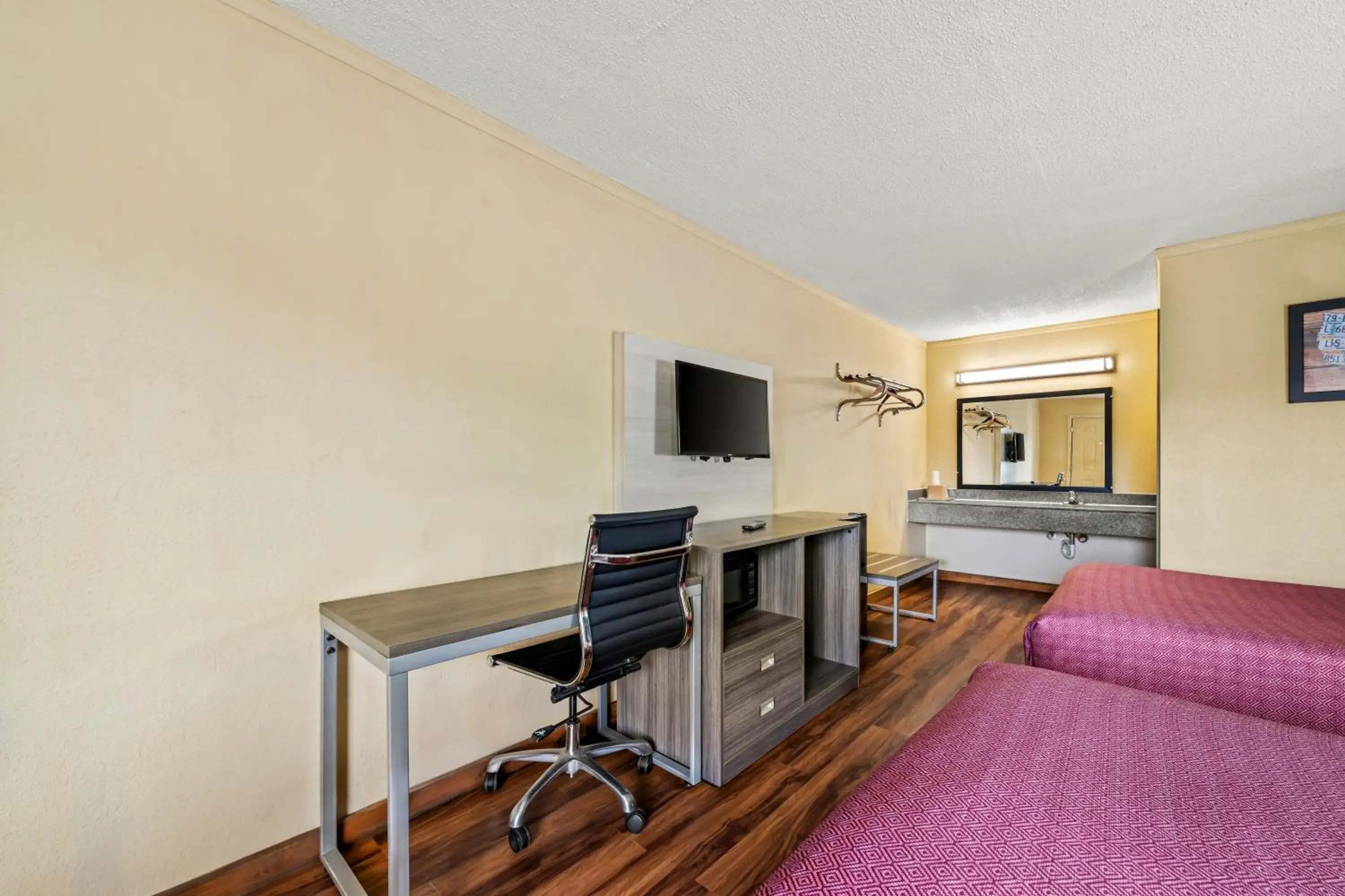 Double Room with Two Double Beds - Smoking in Econo Lodge Charlotte Airport Area Double Room with Two Double Beds - Smoking in Econo Lodge Charlotte Airport Area