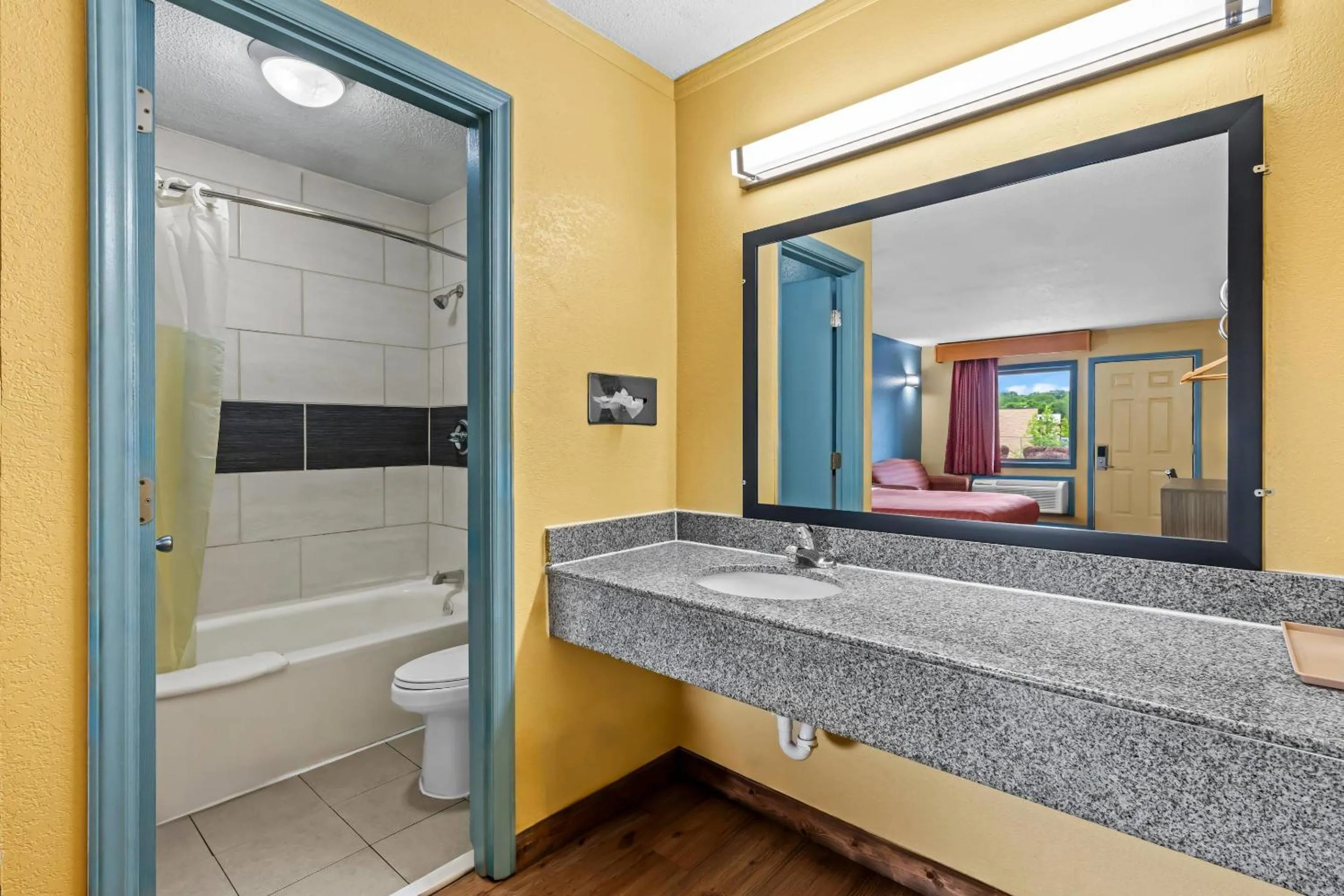 Bedroom in Econo Lodge Charlotte Airport Area