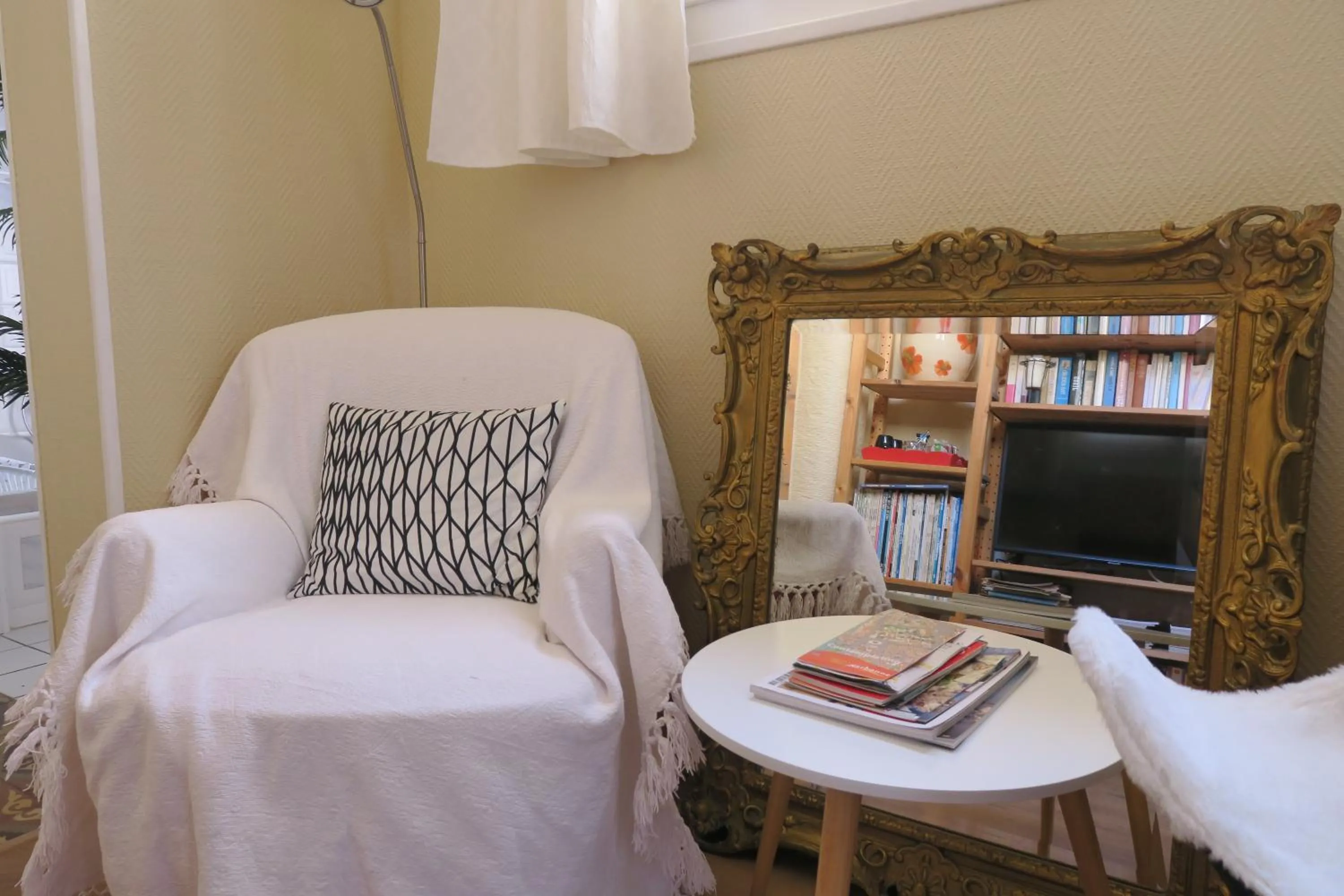 Library in B&B Le Patio En Ville - Chambres d'hôtes