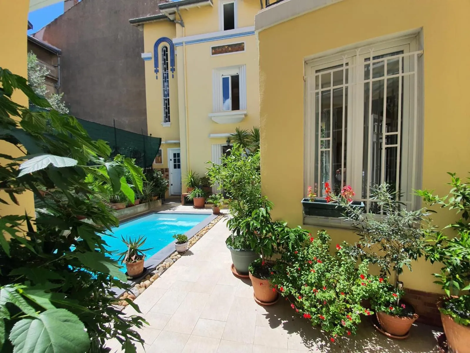 Garden in B&B Le Patio En Ville - Chambres d'hôtes