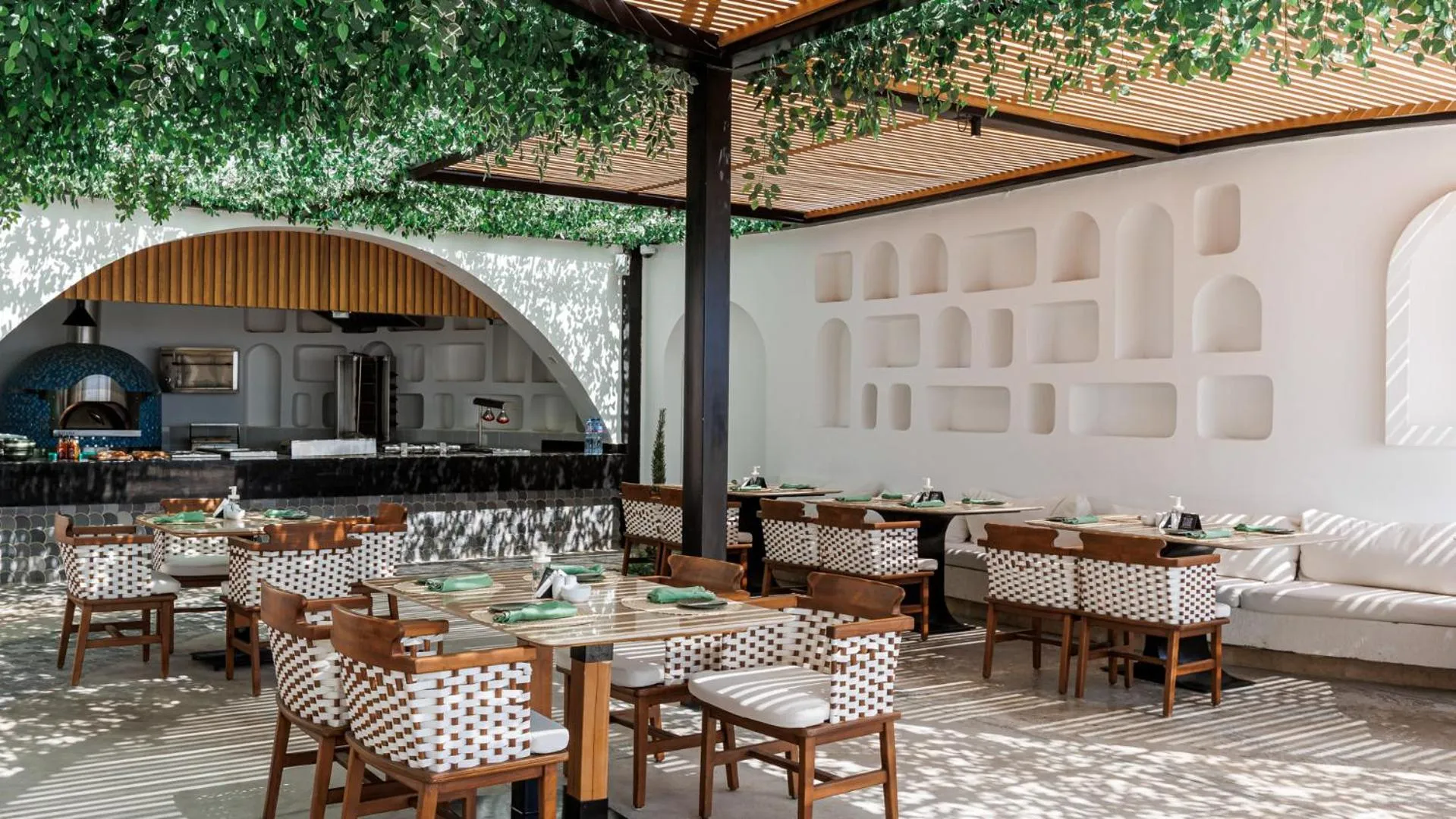 Restaurant/places to eat in Sunrise Remal Beach Resort