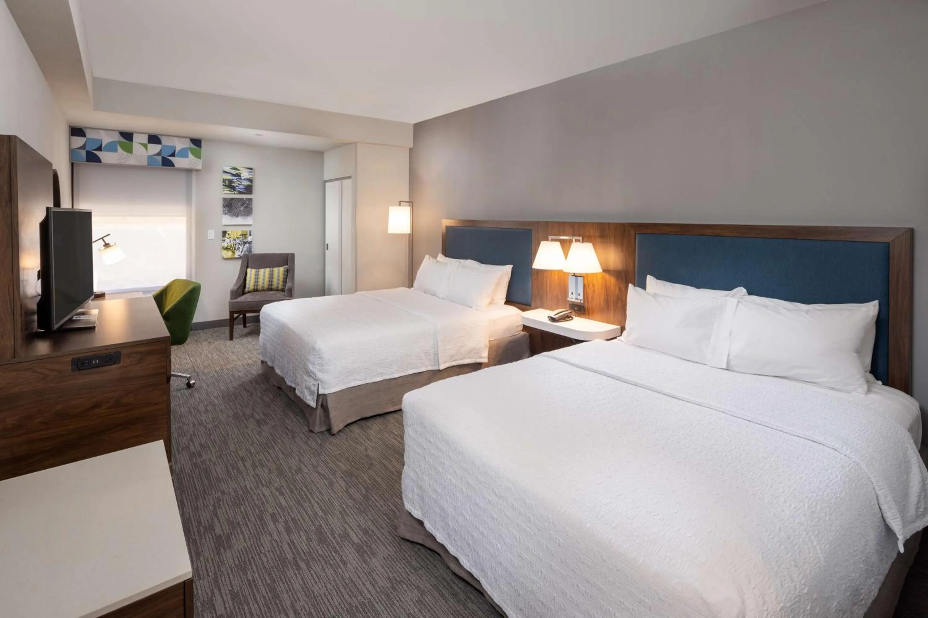 Bed in Hampton Inn Asheville-Tunnel Road