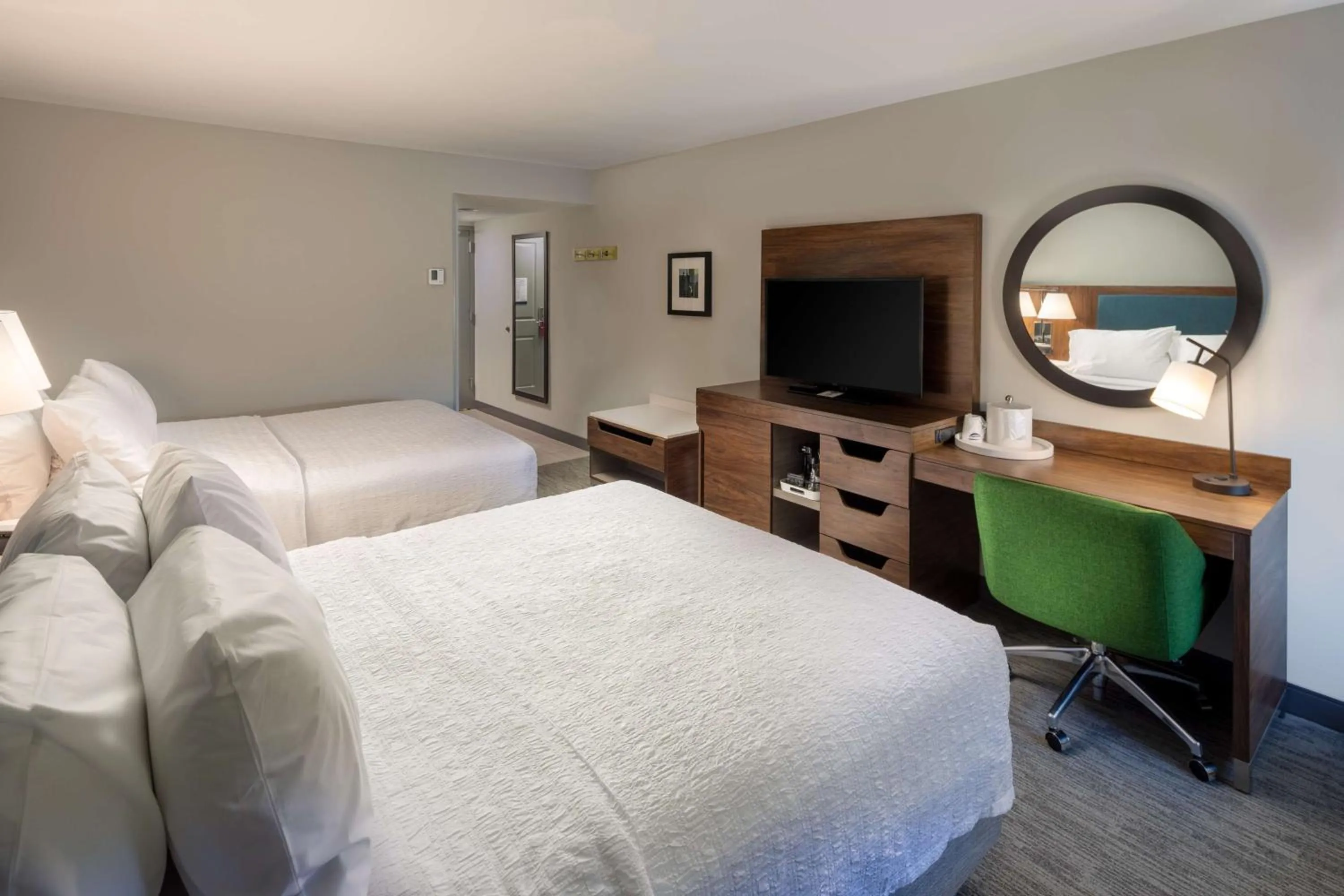 Bedroom, Bed in Hampton Inn Asheville-Tunnel Road