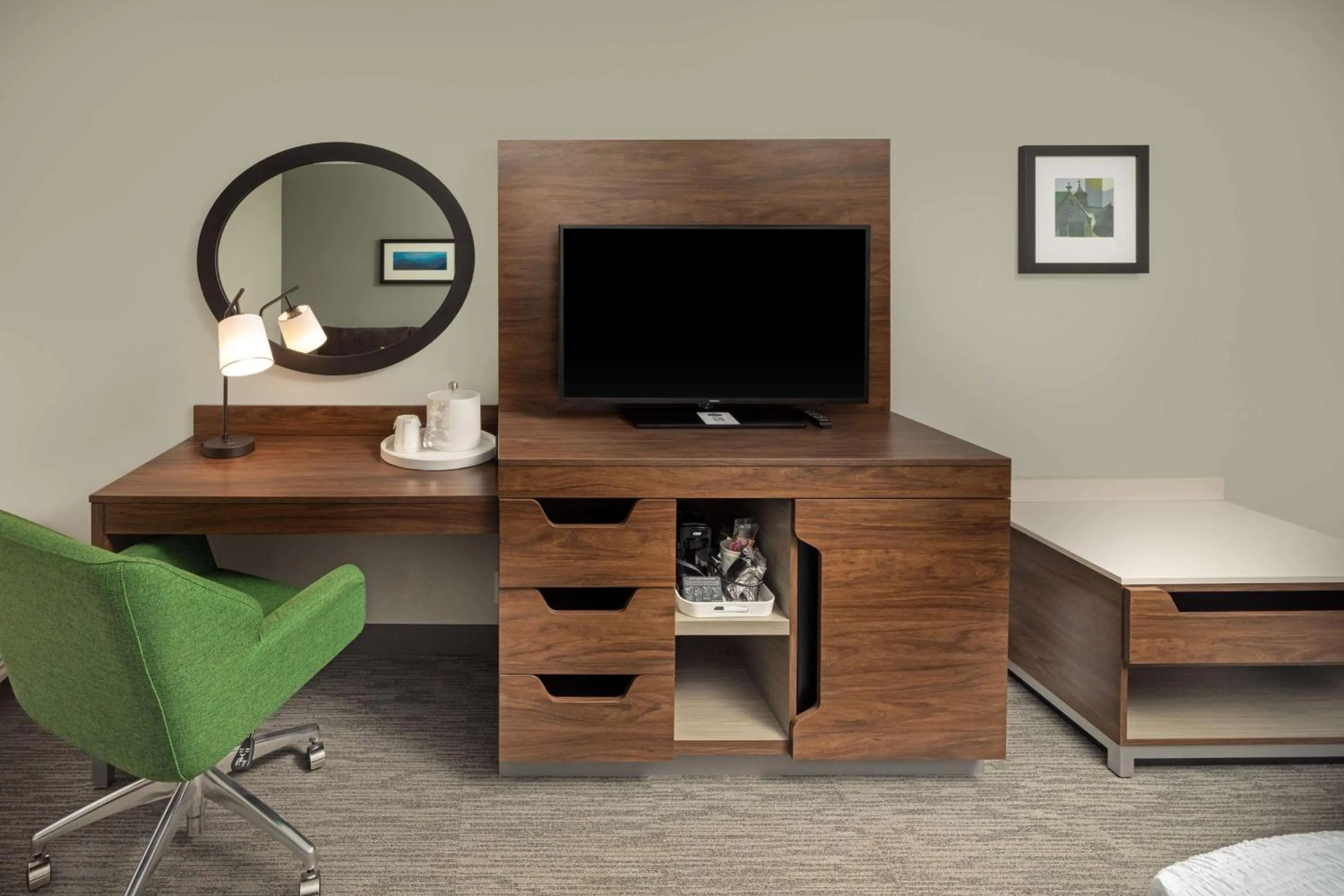 Bedroom in Hampton Inn Asheville-Tunnel Road