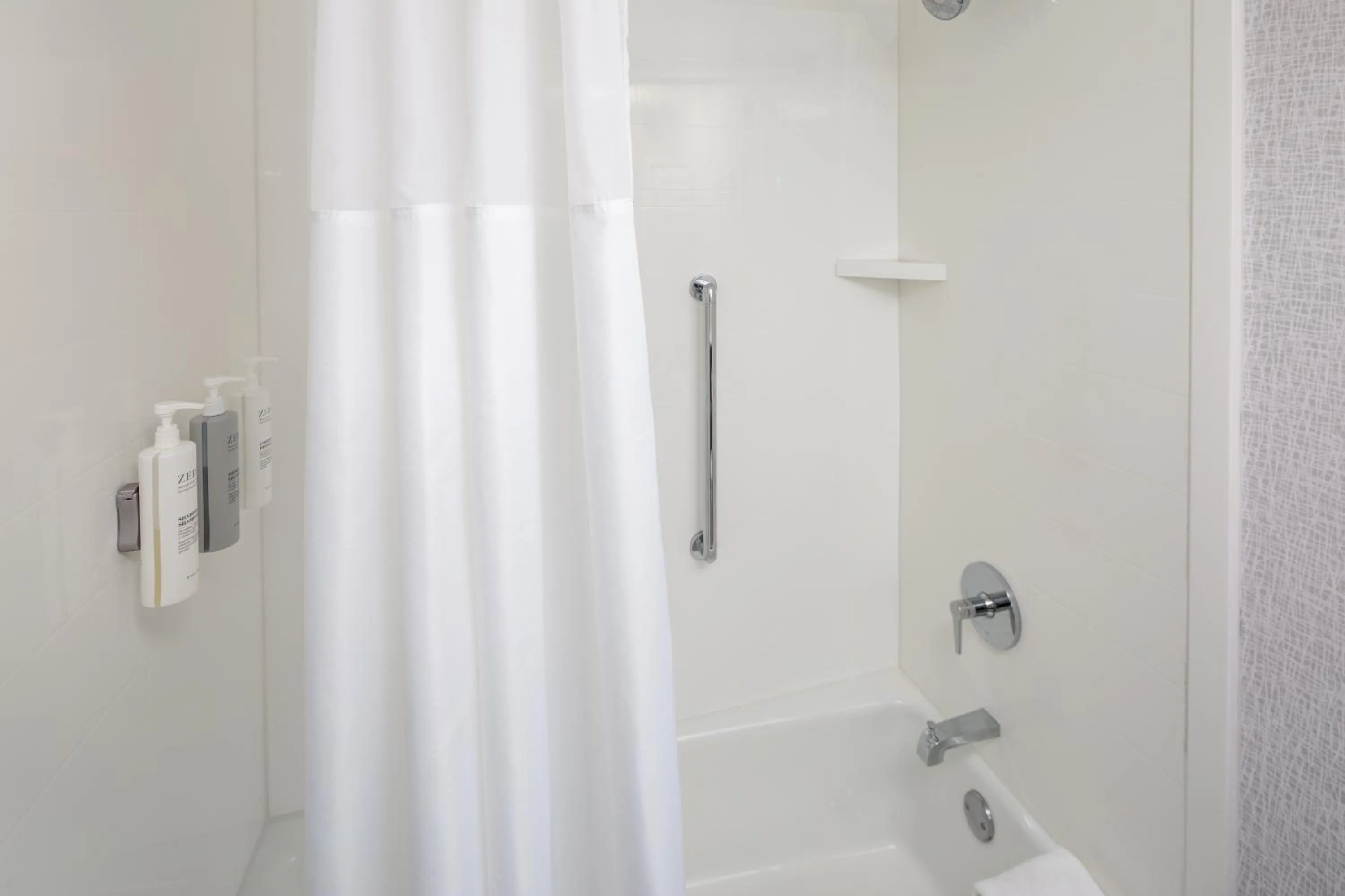 Bathroom in Hampton Inn Asheville-Tunnel Road