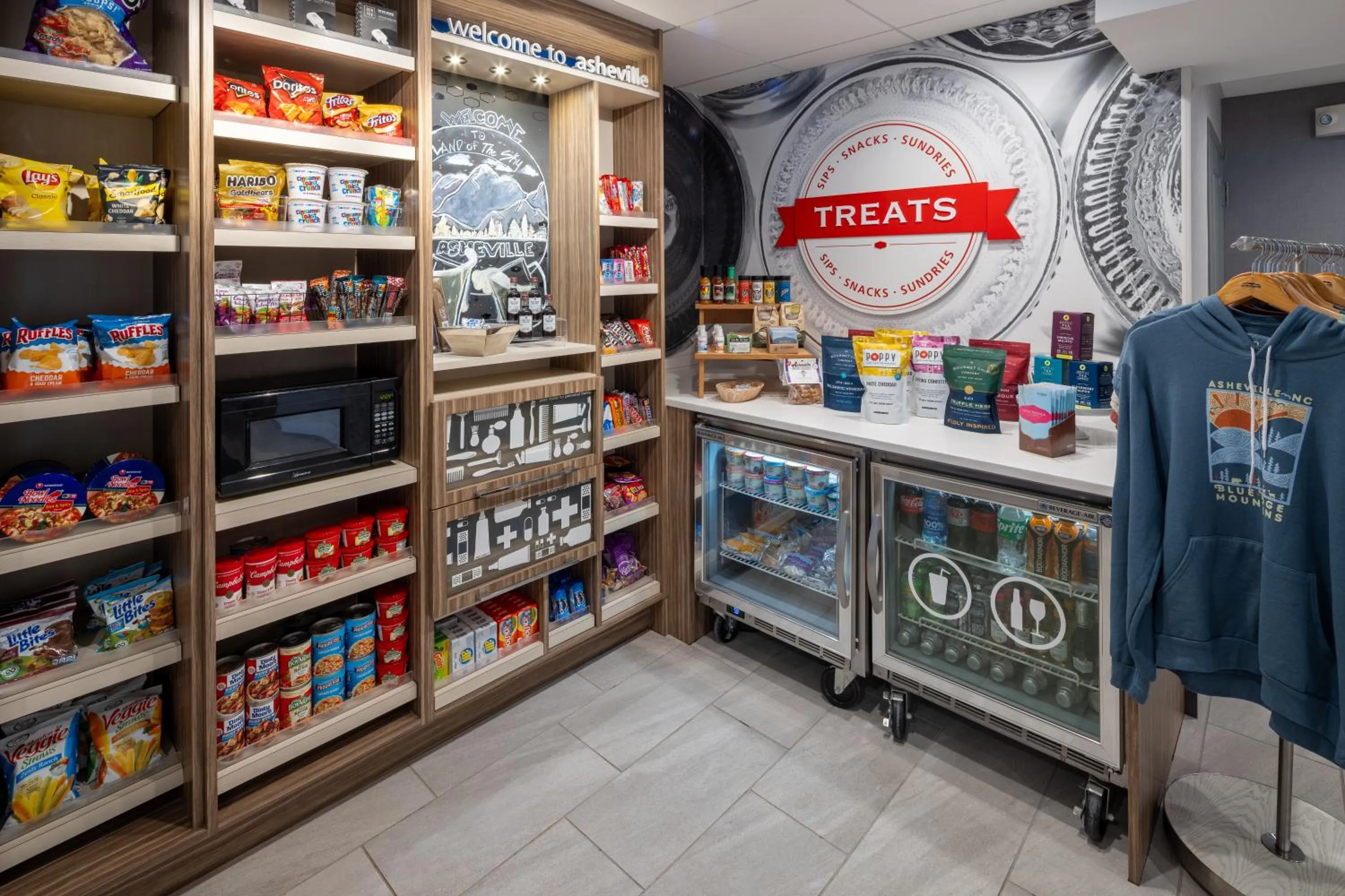 Shopping Area in Hampton Inn Asheville-Tunnel Road