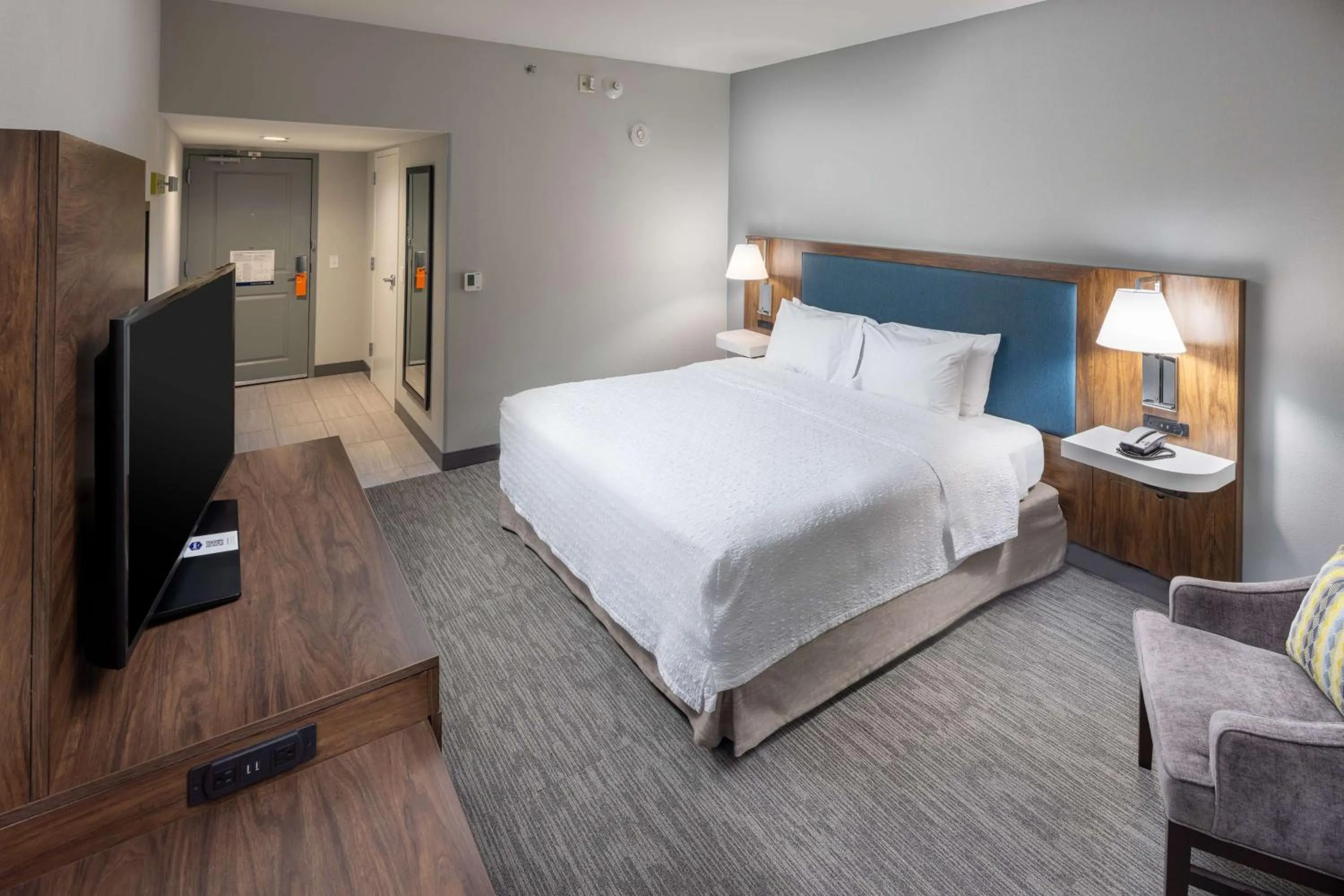 Bed in Hampton Inn Asheville-Tunnel Road