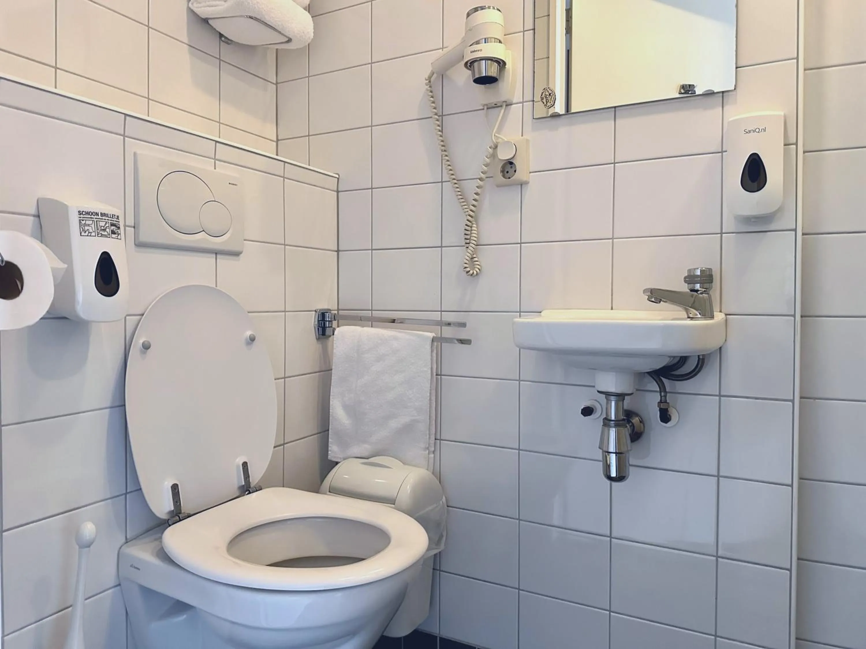 Toilet in Long John's Pub & Hotel