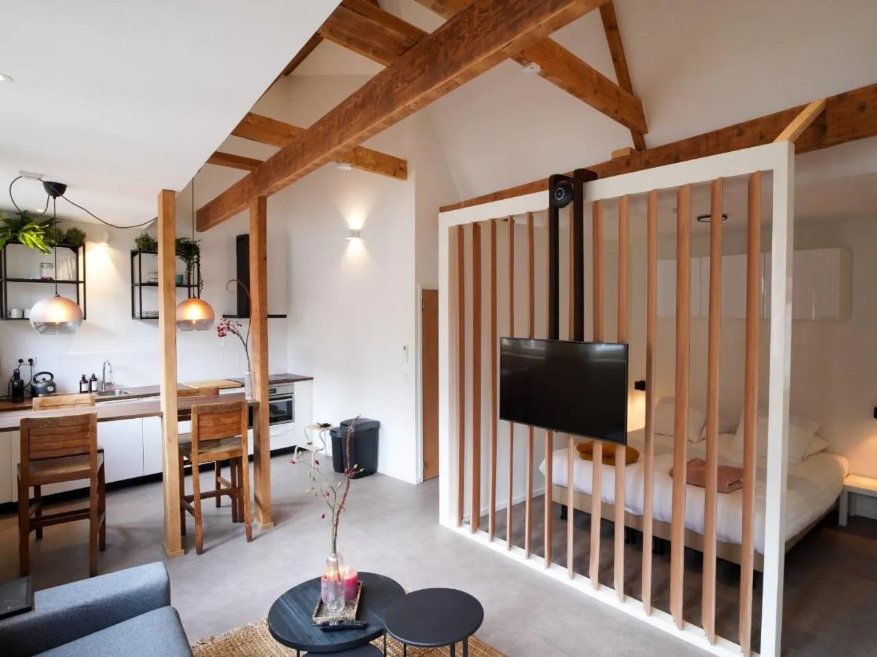 TV and multimedia in Long John's Pub & Hotel