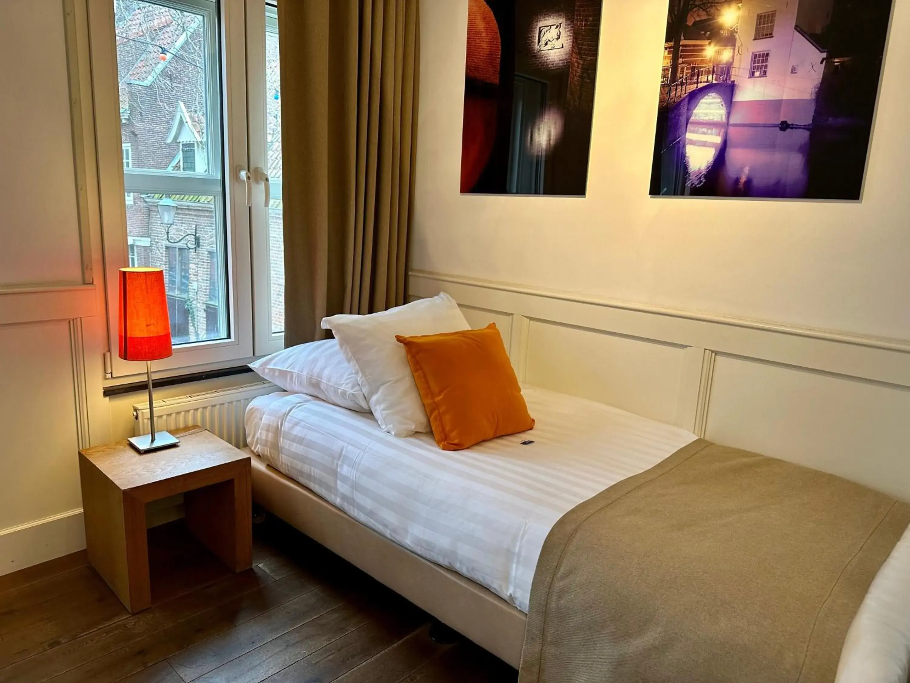 Budget Single Room - single occupancy in Long John's Pub & Hotel Budget Single Room - single occupancy in Long John's Pub & Hotel