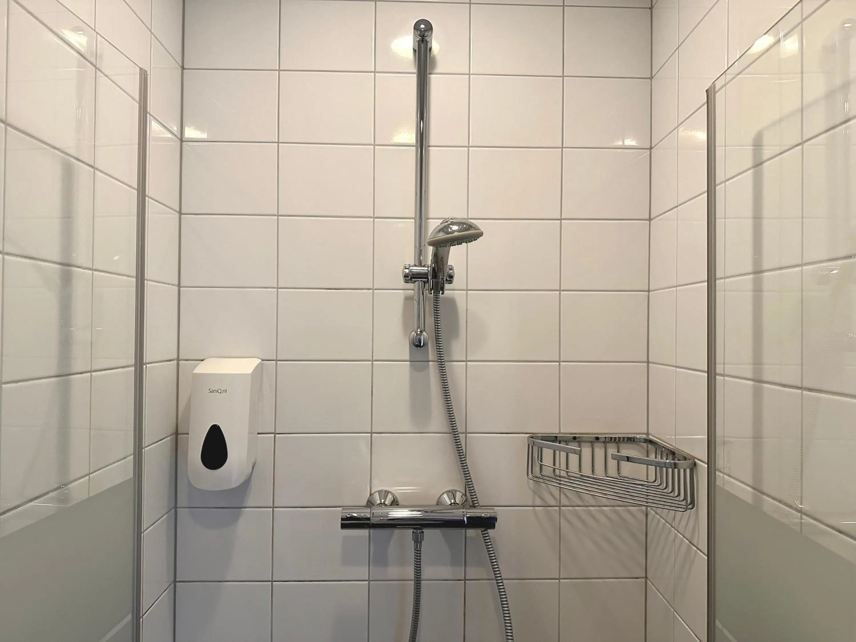 Shower in Long John's Pub & Hotel