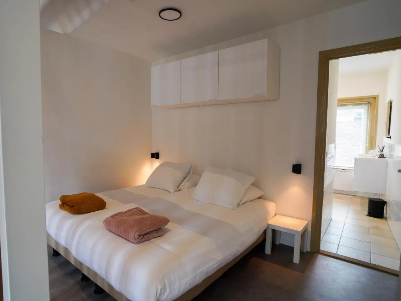 Bedroom, Bed in Long John's Pub & Hotel