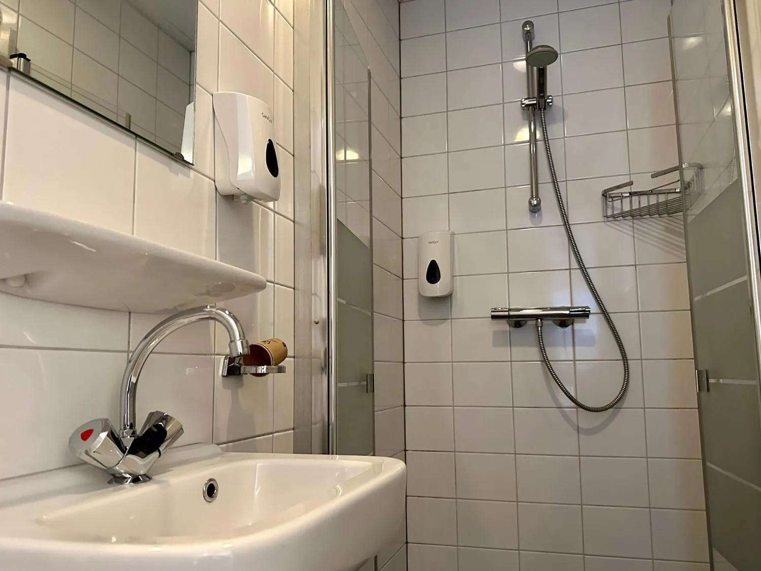 Shower in Long John's Pub & Hotel