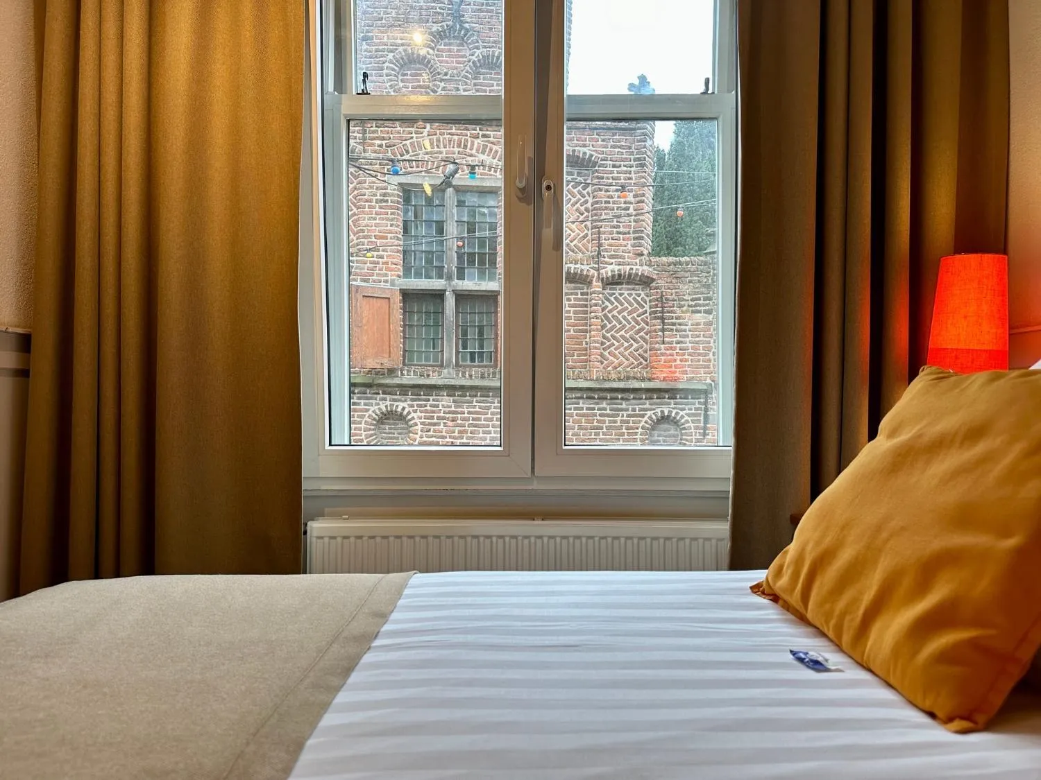 Bed in Long John's Pub & Hotel