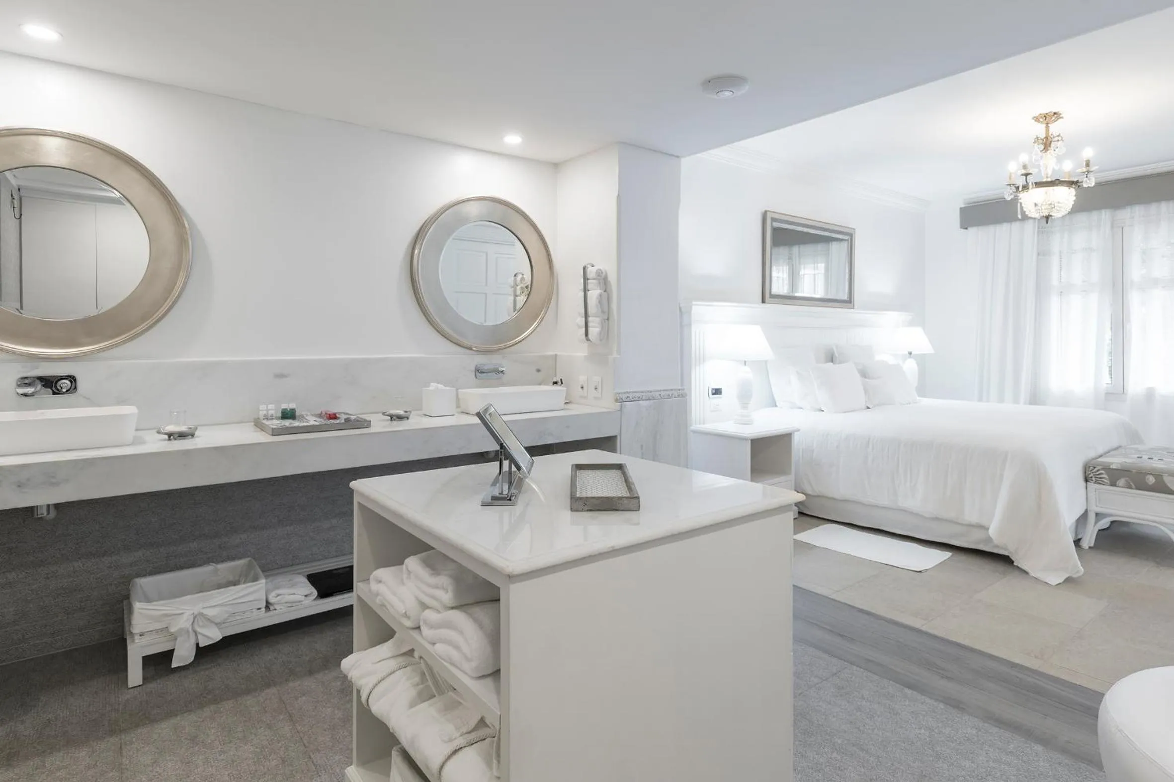 Bath, Bed in La Mision Hotel Boutique