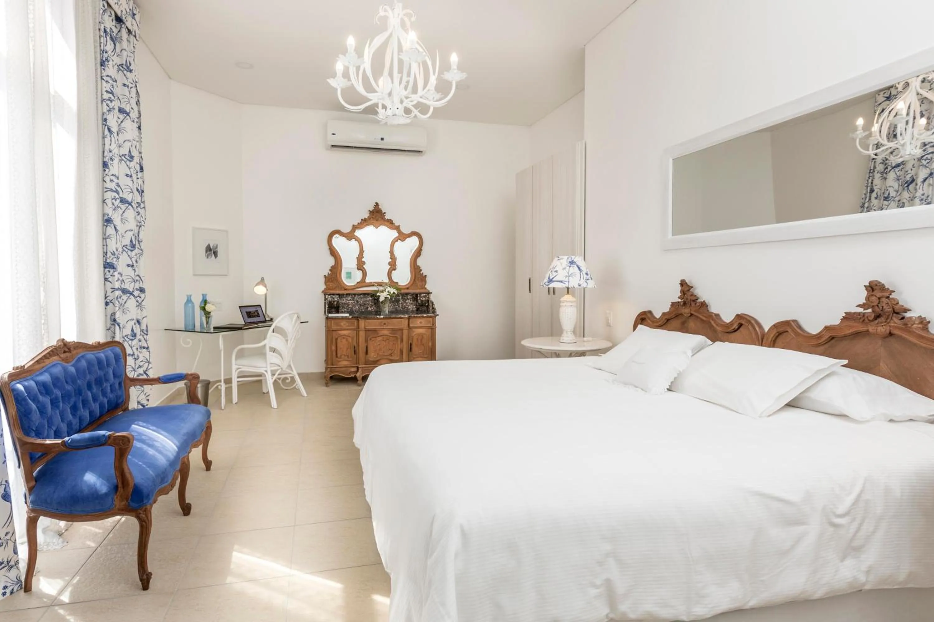 Photo of the whole room, Bed in La Mision Hotel Boutique