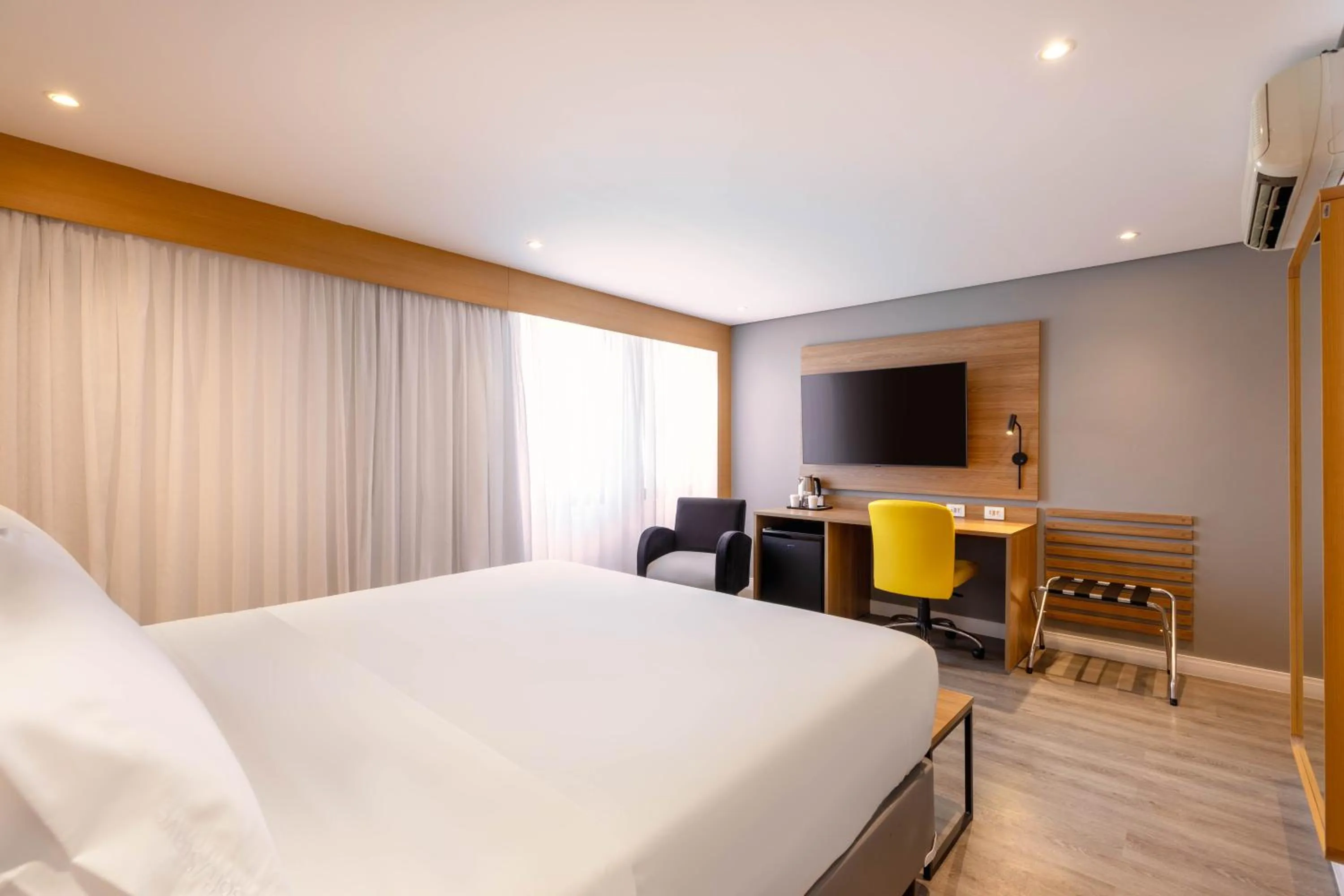 Photo of the whole room, Bed in Holiday Inn Sao Paulo Parque Anhembi by IHG